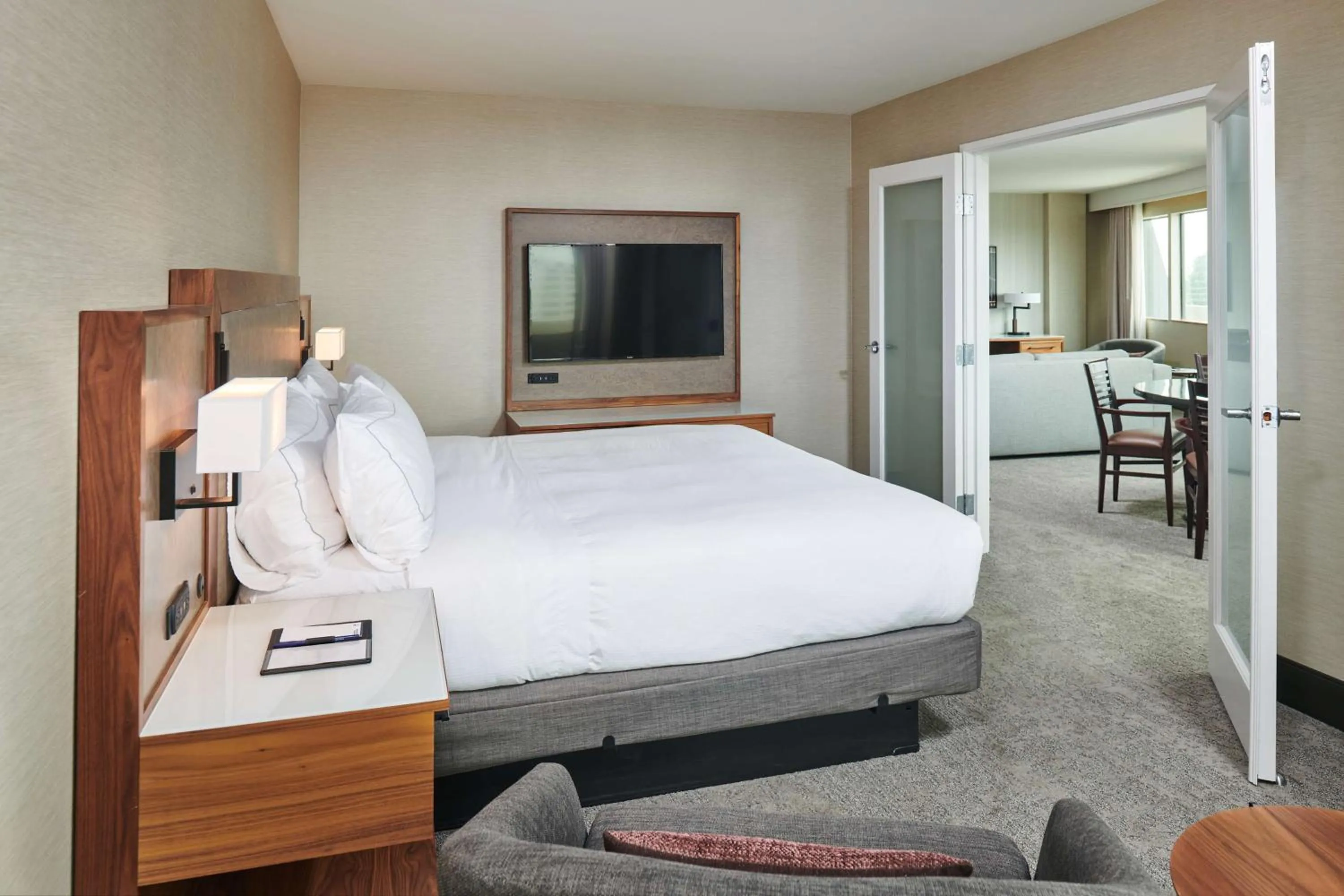 Living room, Bed in Doubletree By Hilton Fullerton