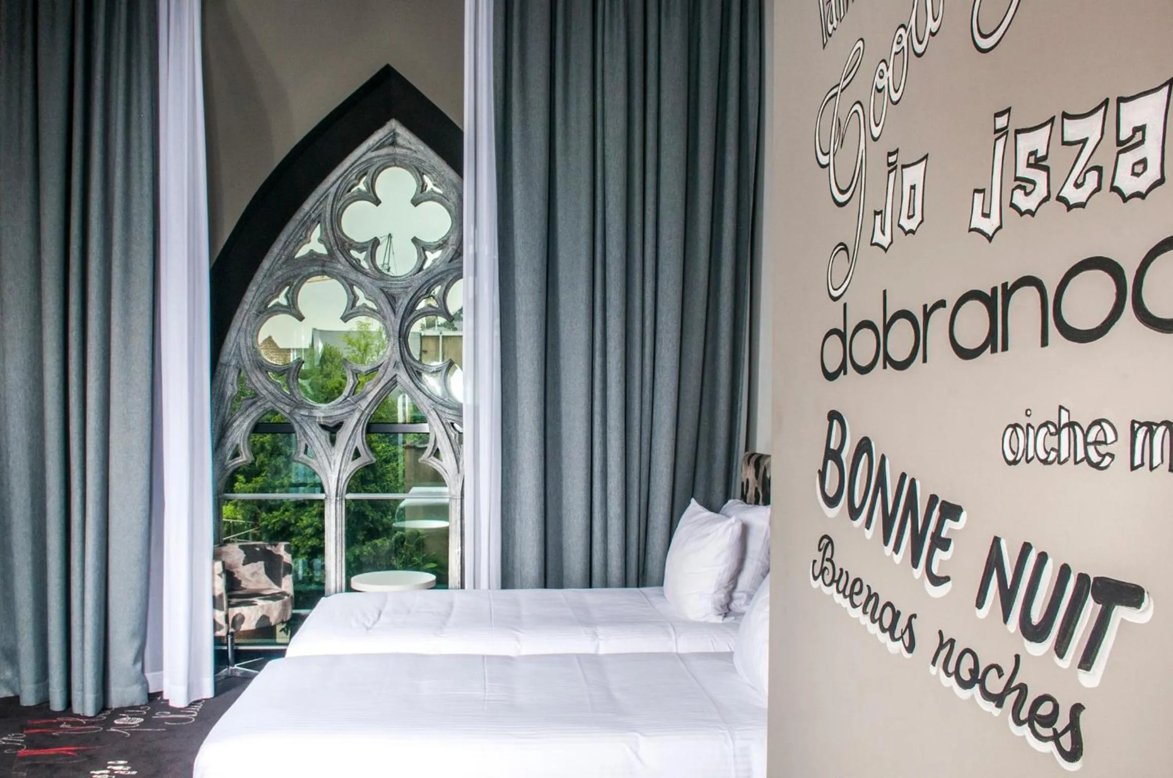 View (from property/room), Bed in Martin's Dream Hotel