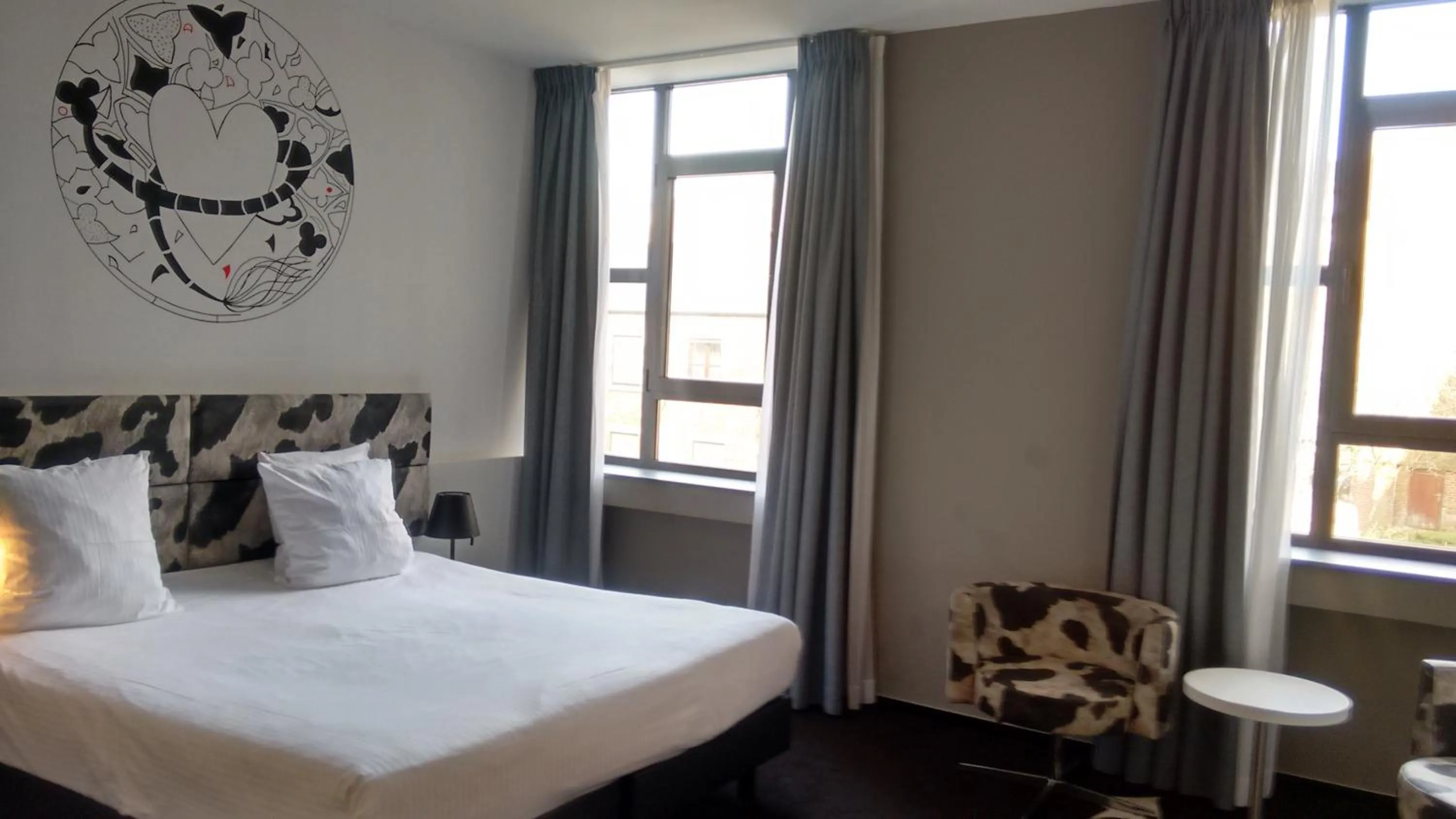 Day, Bed in Martin's Dream Hotel