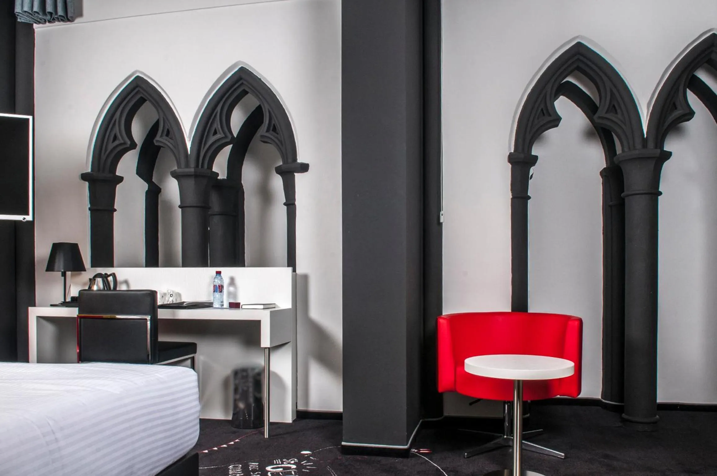 Seating area, Bed in Martin's Dream Hotel