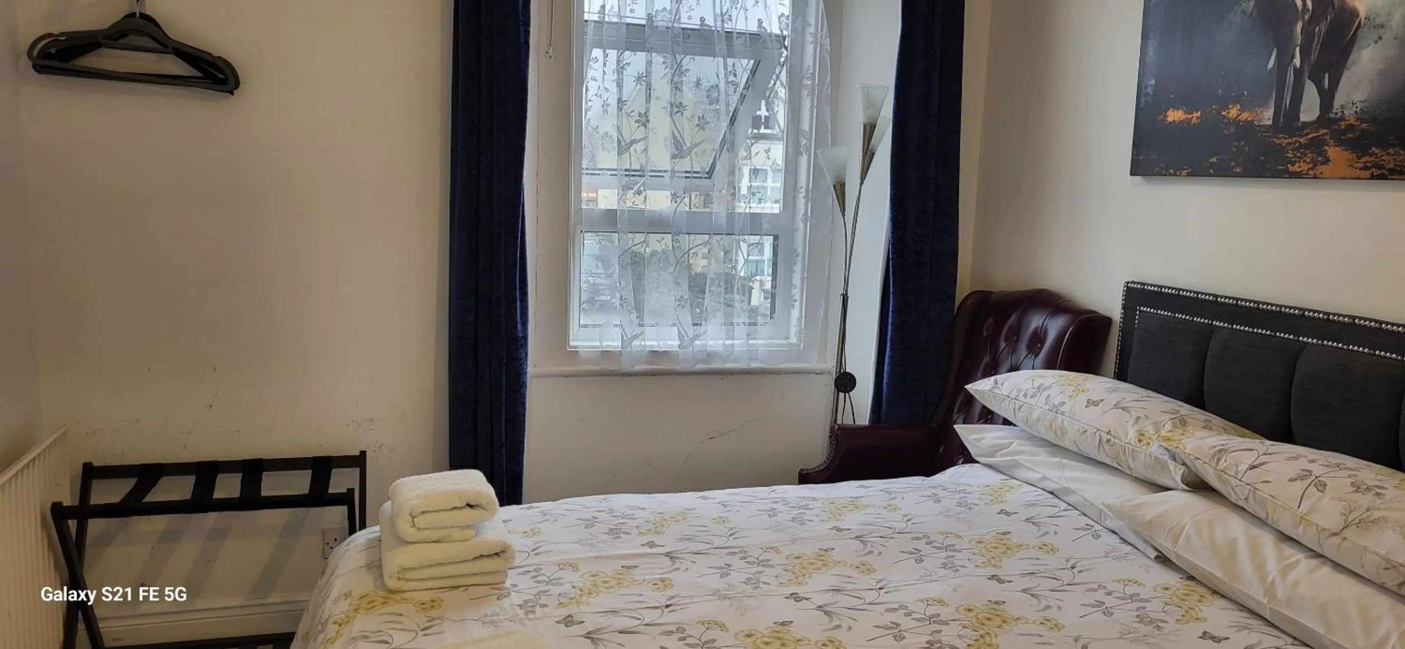 Bedroom, Bed in Holly Lodge