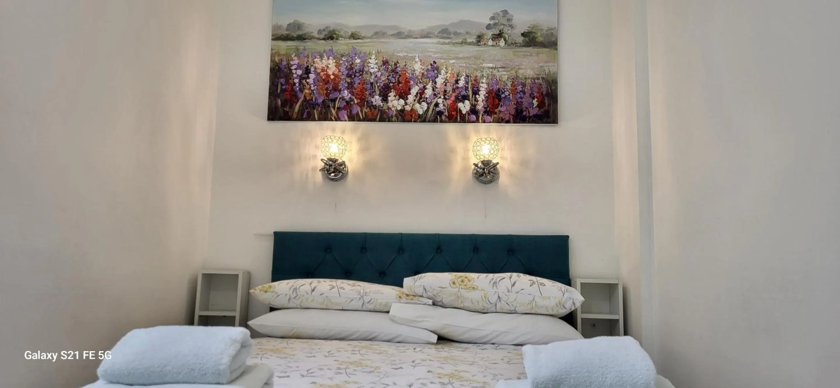 Bedroom, Bed in Holly Lodge