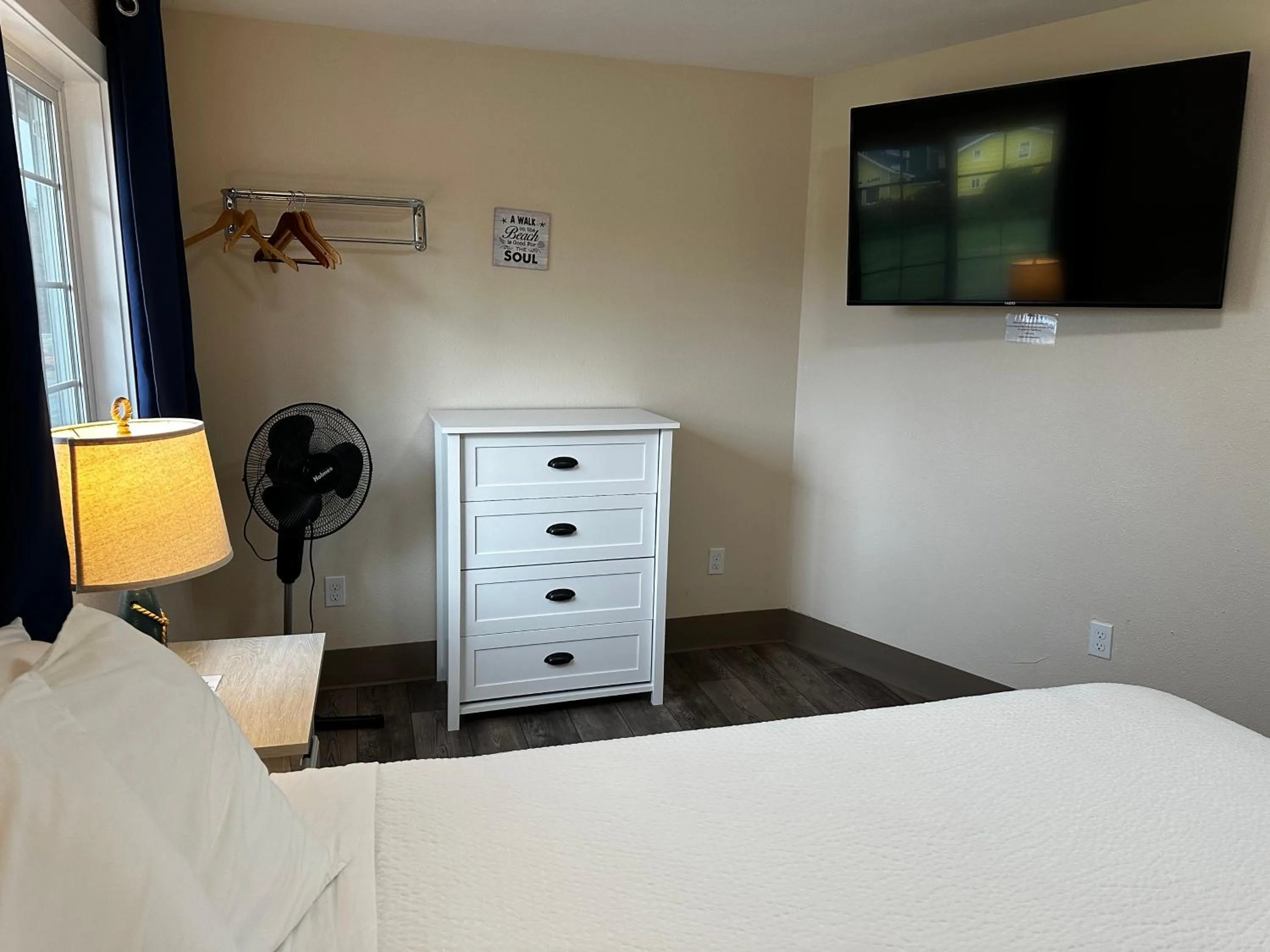 TV and multimedia, Bed in Coastal Inn and Suites