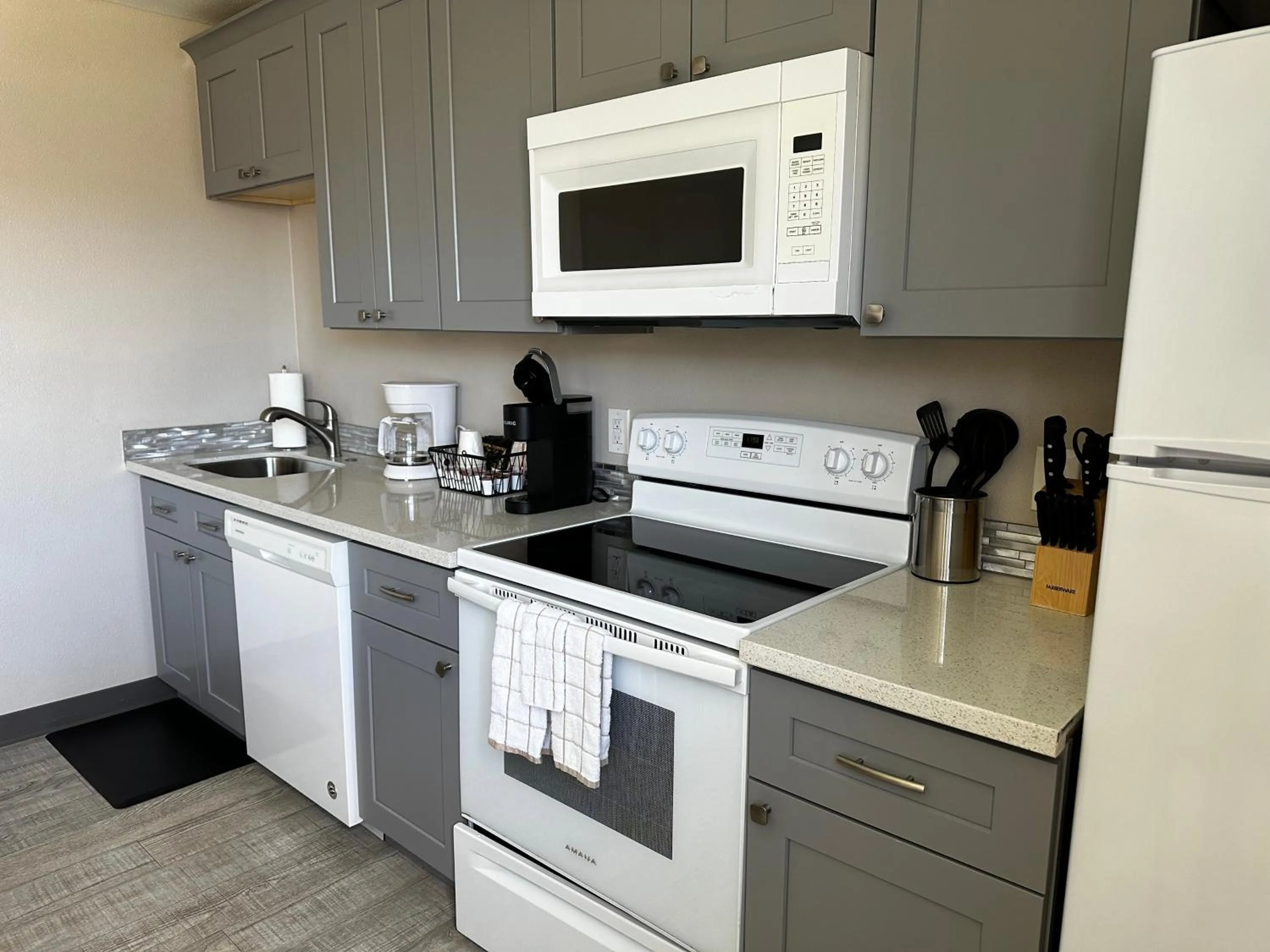 Kitchen or kitchenette in Coastal Inn and Suites