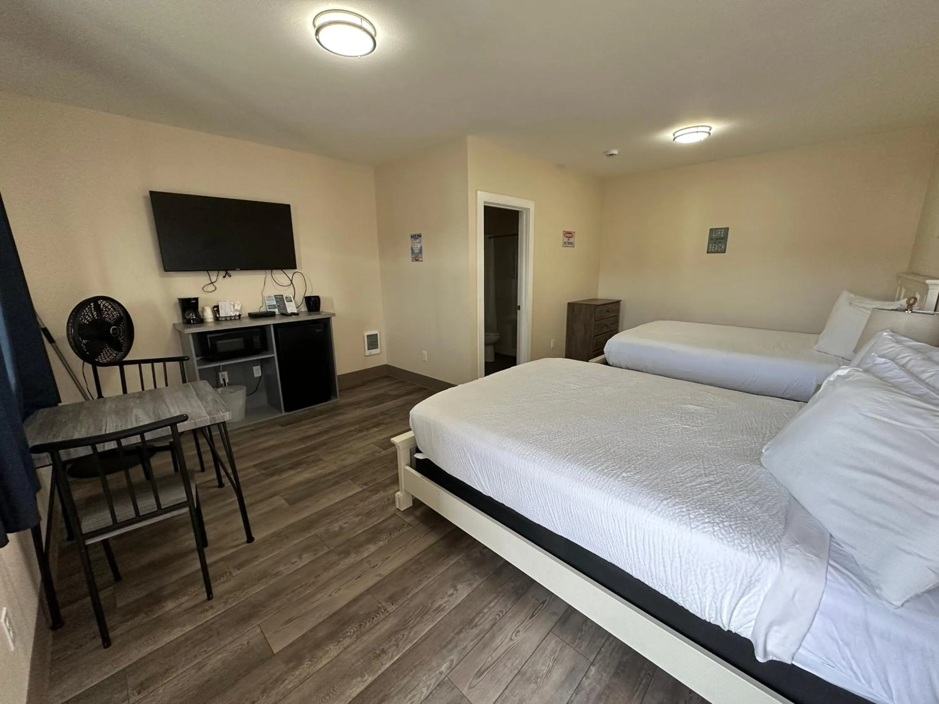 TV and multimedia, Bed in Coastal Inn and Suites