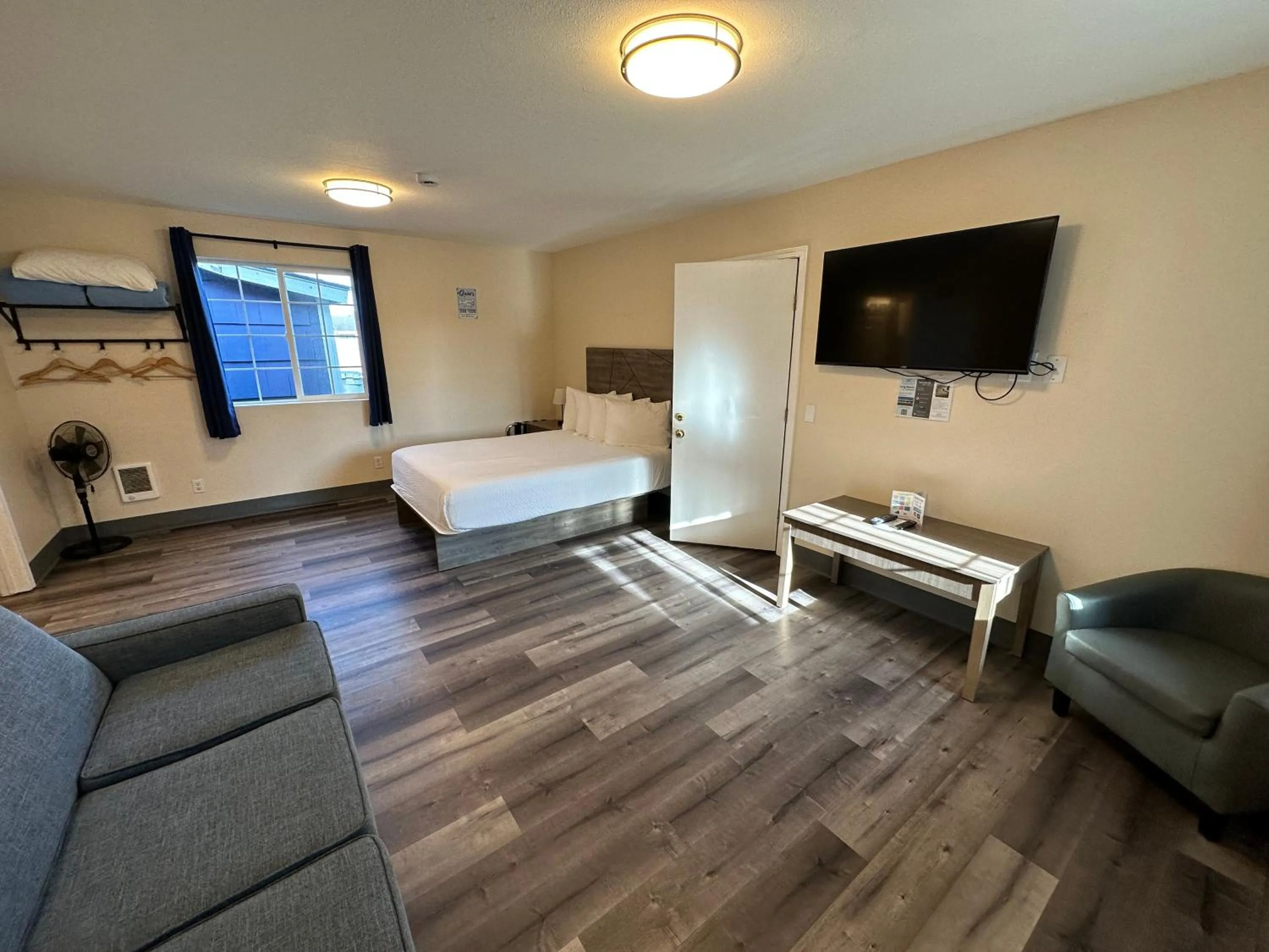 TV and multimedia, Bed in Coastal Inn and Suites