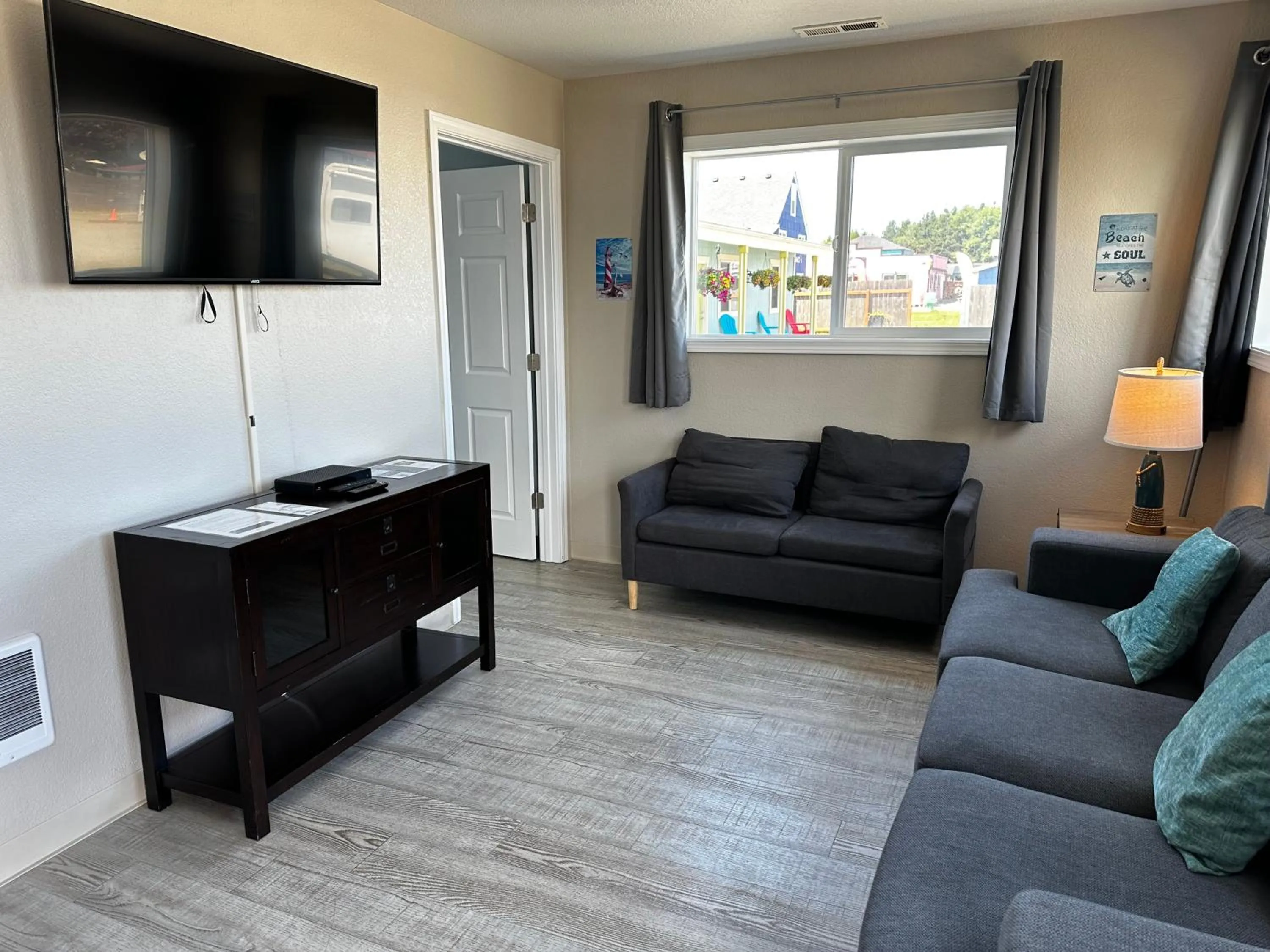 TV and multimedia in Coastal Inn and Suites