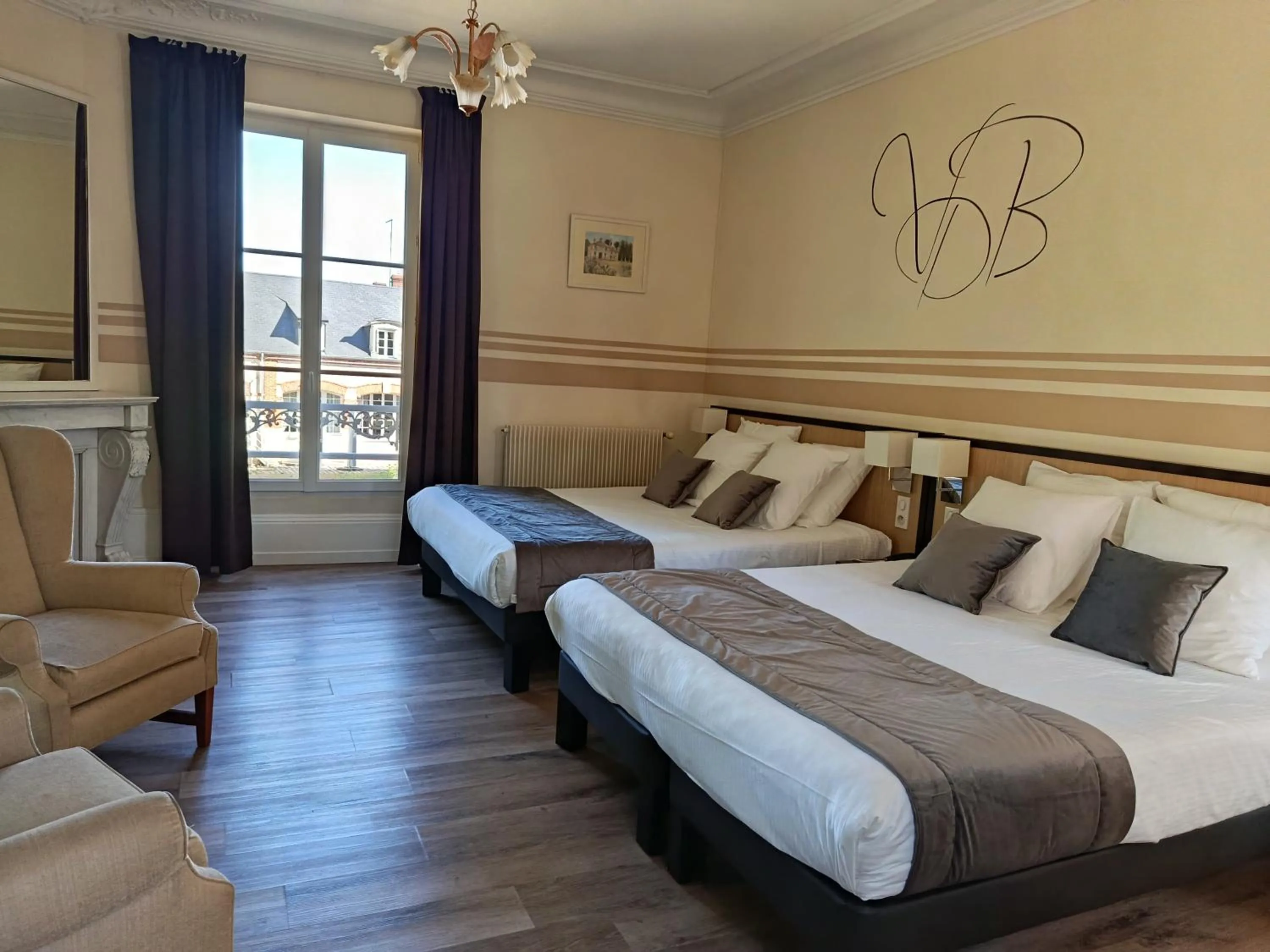 Bed in Logis Hotels Restaurants- Villa des Bordes
