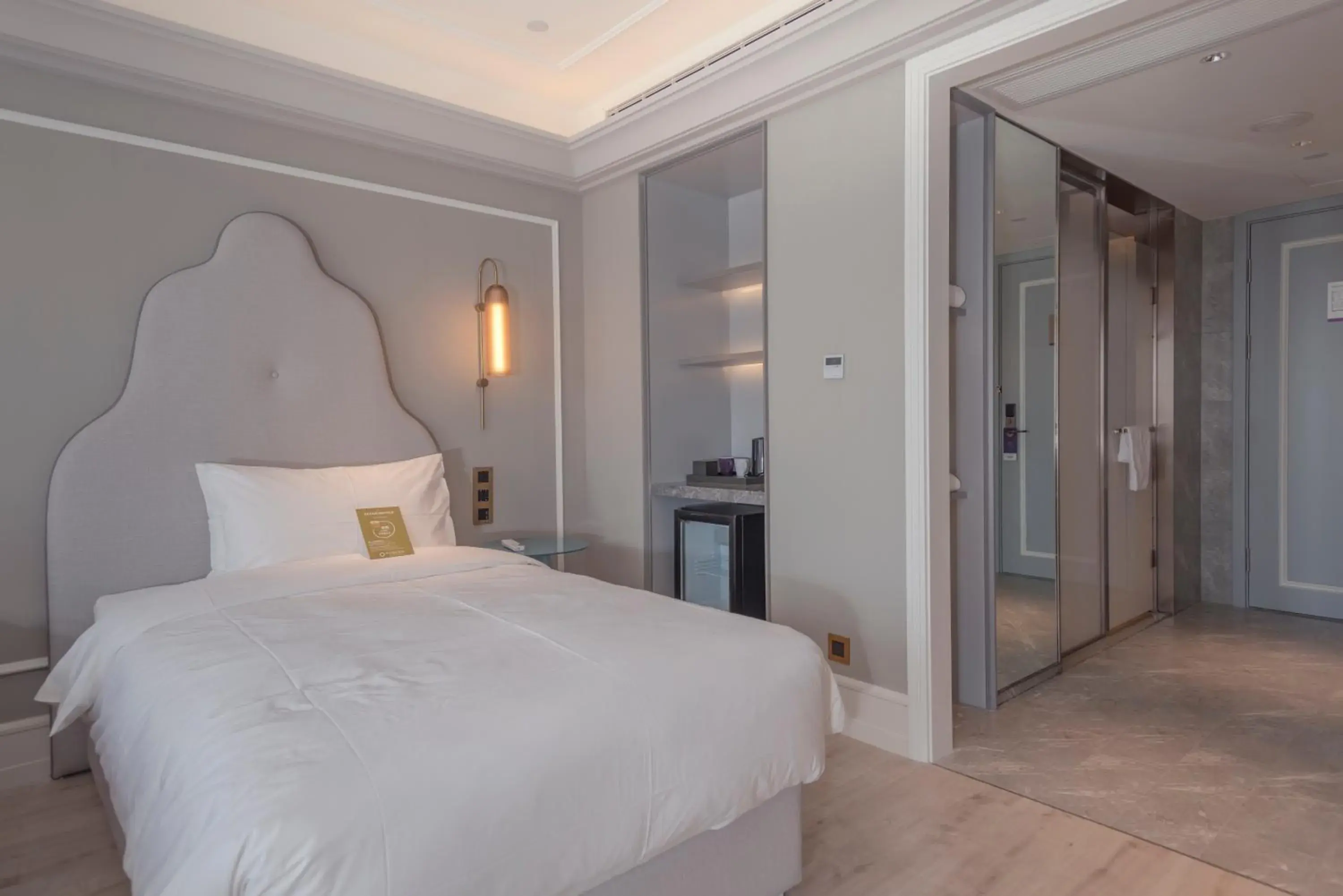 Standard King Room in Mercure Hotel Hangzhou East Railway Station Standard King Room in Mercure Hotel Hangzhou East Railway Station