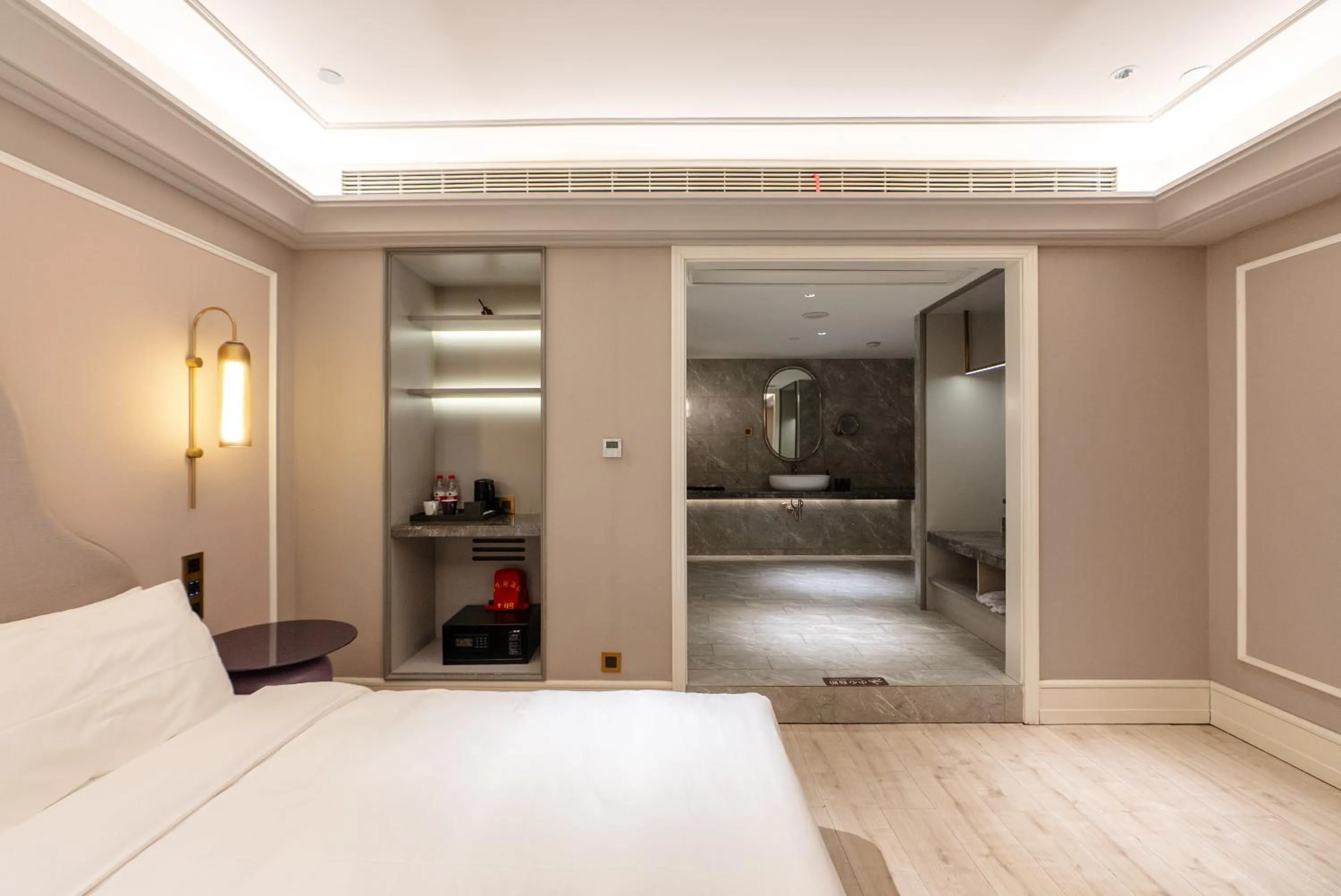 Photo of the whole room, Bed in Mercure Hotel Hangzhou East Railway Station