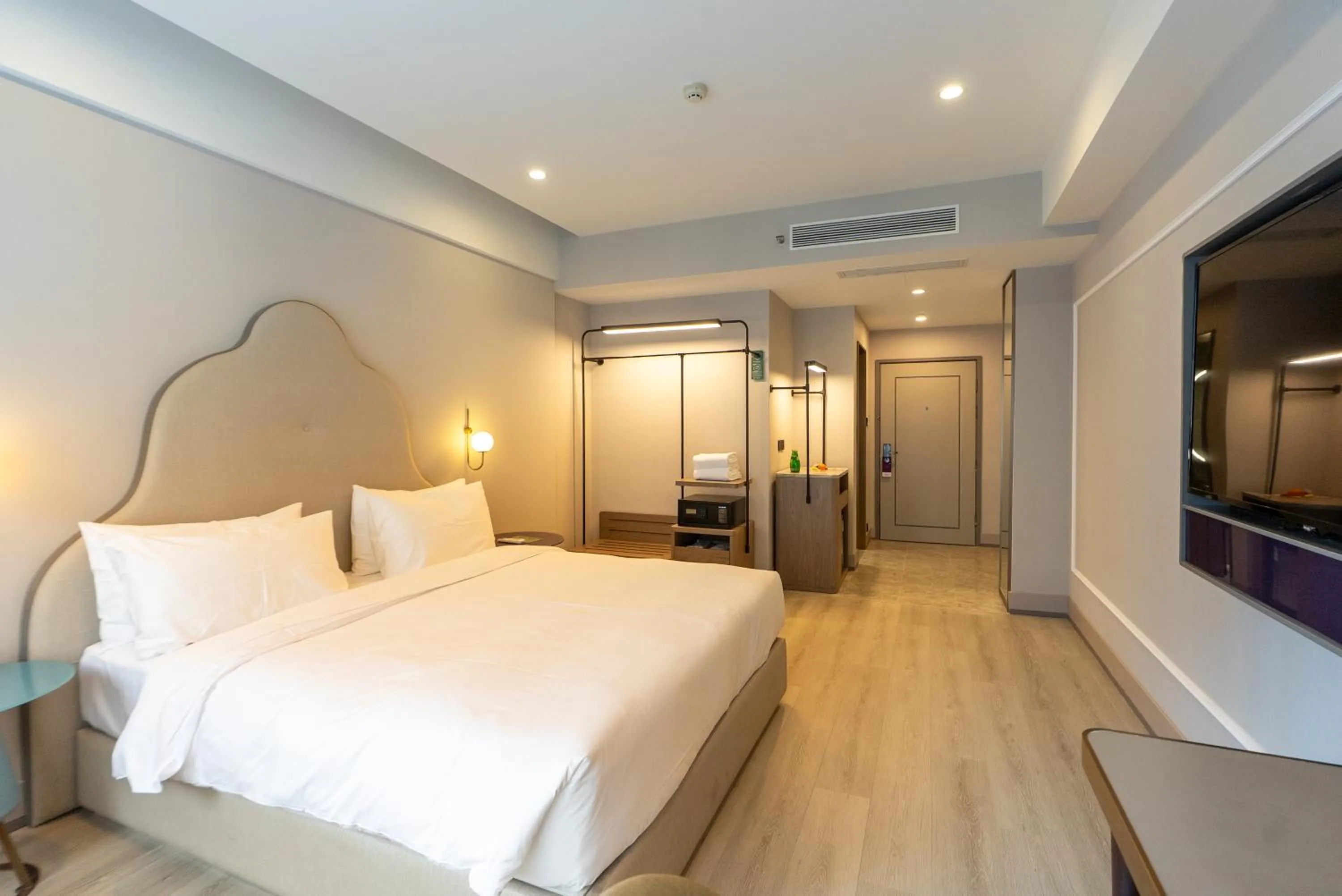 Photo of the whole room, Bed in Mercure Hotel Hangzhou East Railway Station