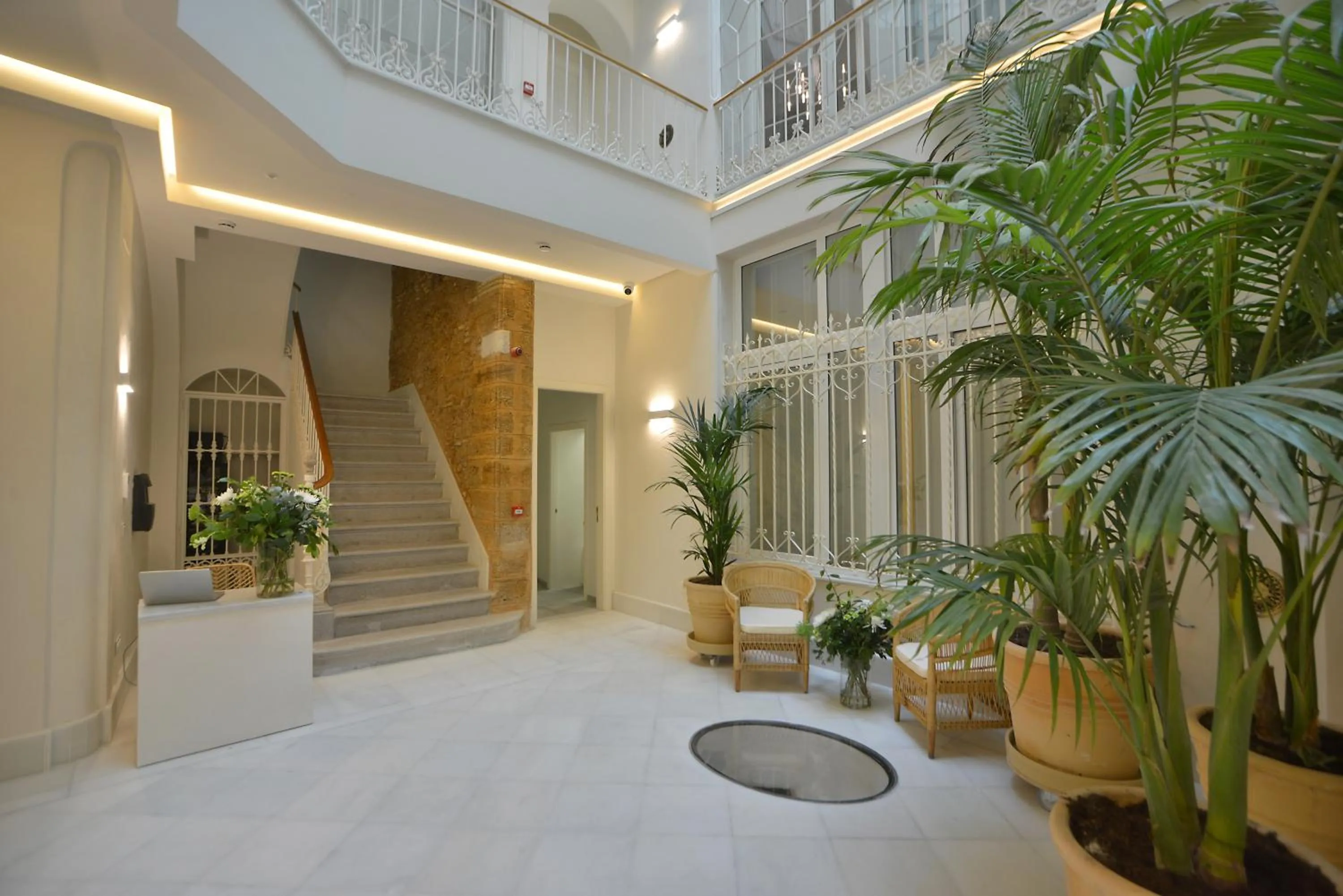 Lobby or reception in Plaza Mina Suites - Adults Recommended by Luxury Suites Cadiz
