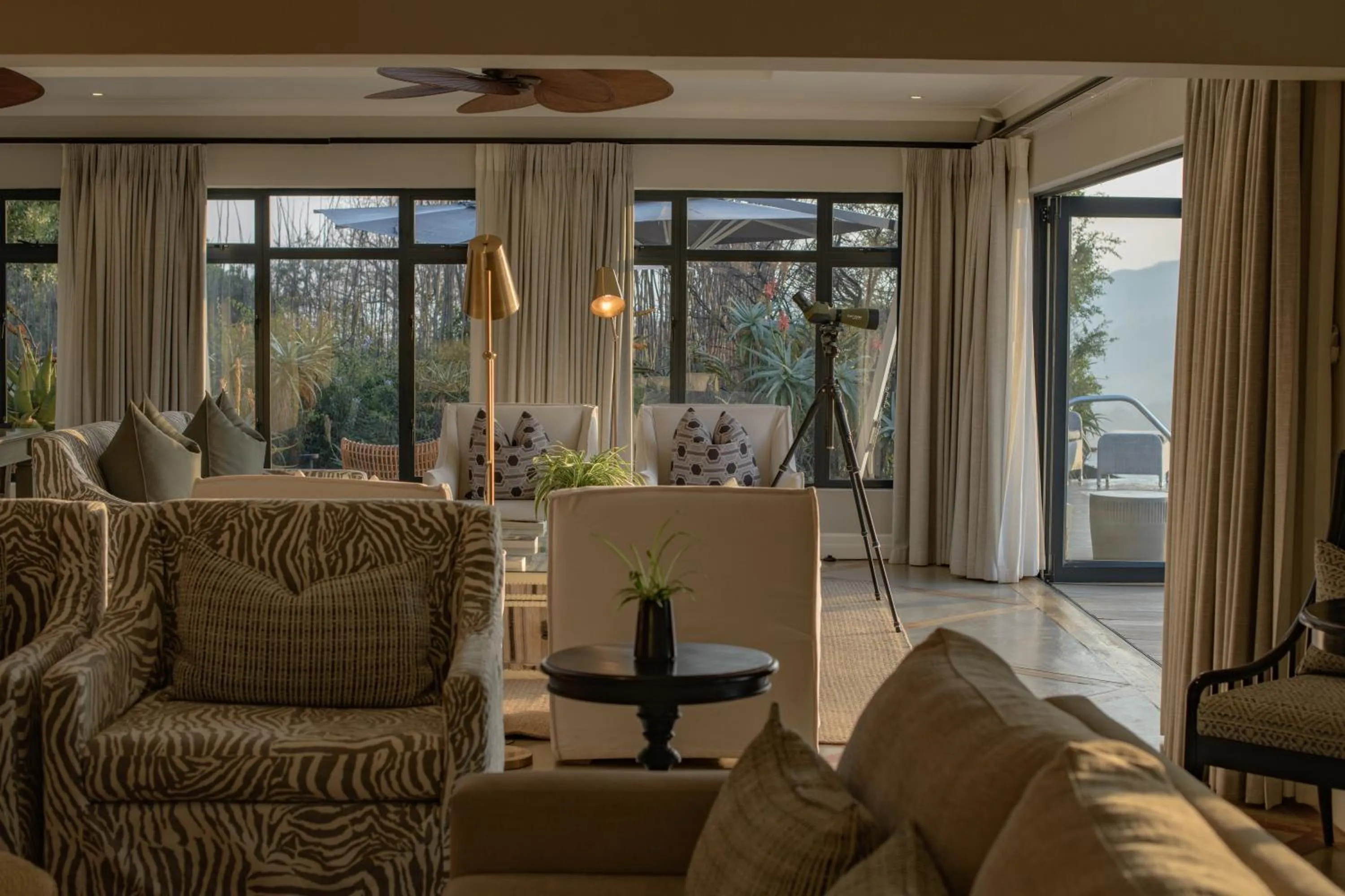 Lounge or bar in Valley Lodge - Babanango Game Reserve