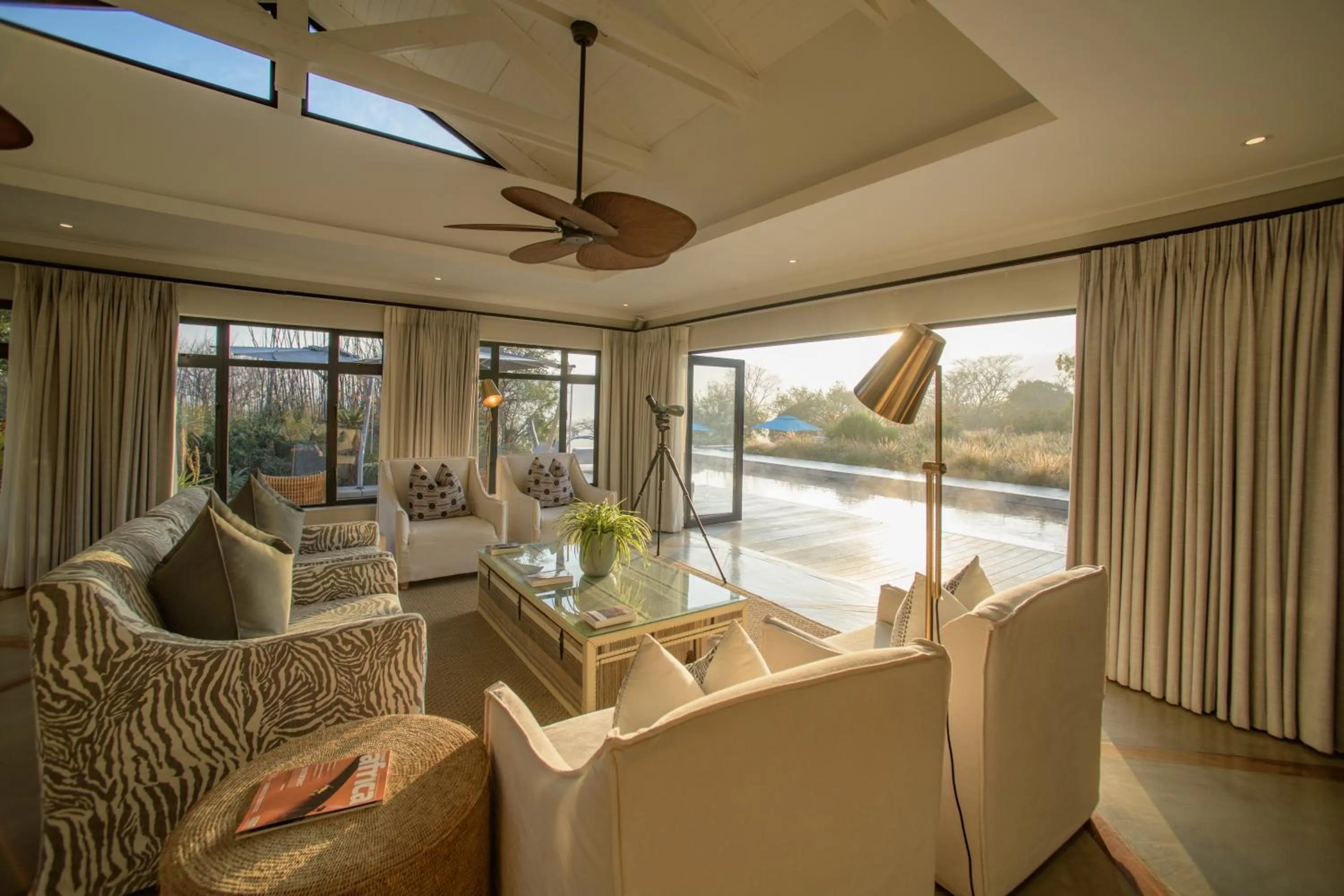 Lounge or bar in Valley Lodge - Babanango Game Reserve