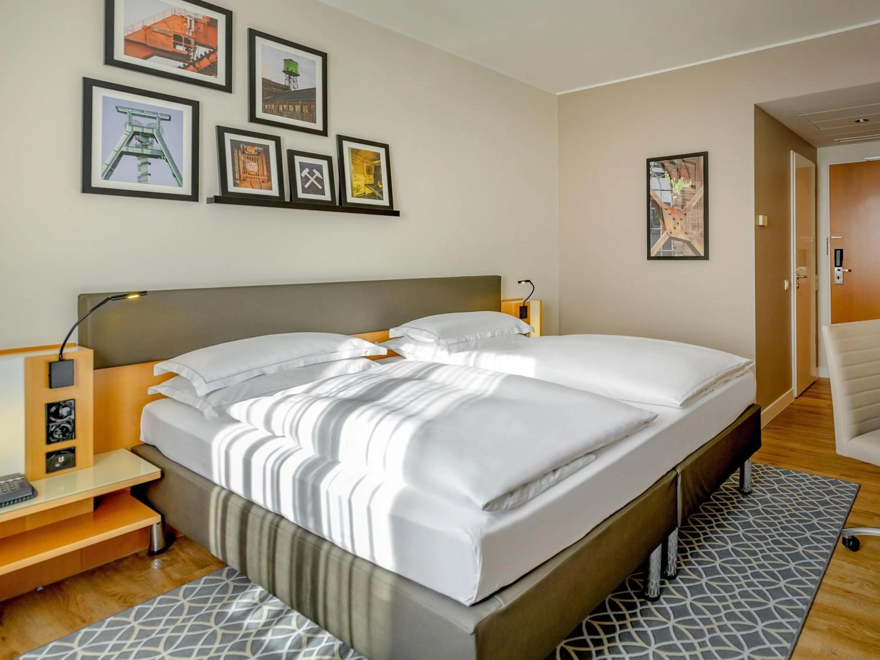 Property building, Bed in Mercure Hotel Bochum City
