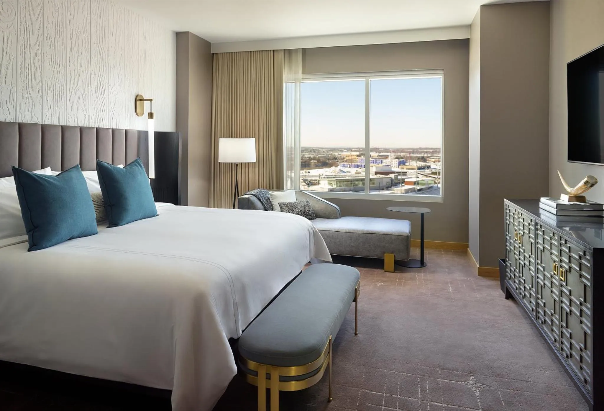 Photo of the whole room, Bed in Omni Viking Lakes