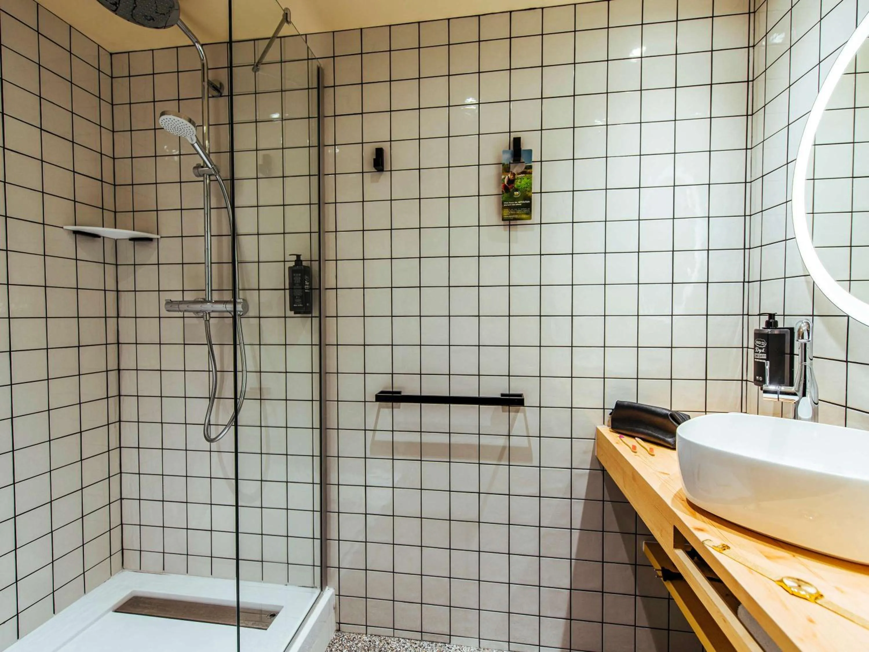 Photo of the whole room in Ibis Styles Rouen Centre Rive Gauche