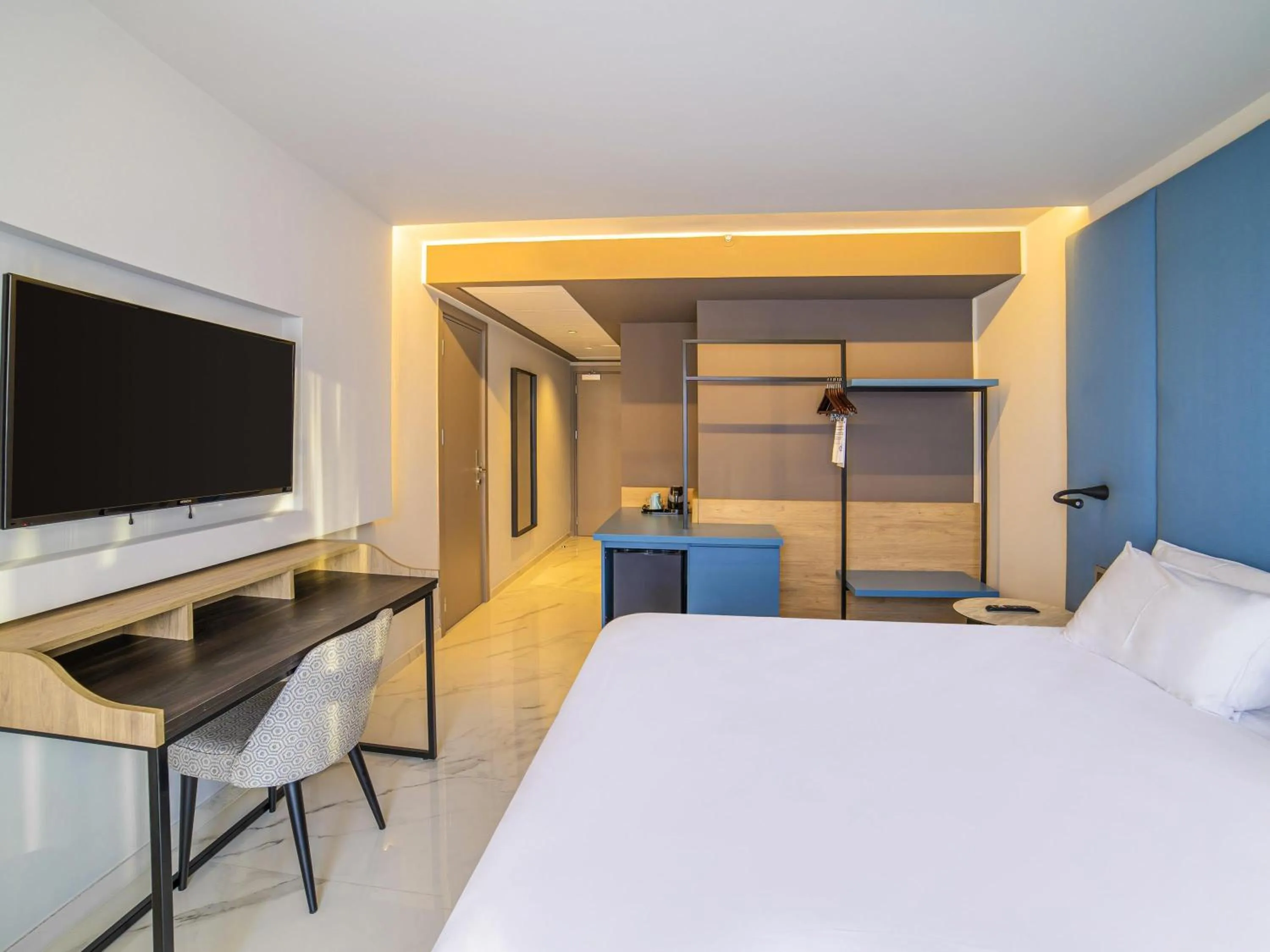 Bedroom, Bed in Mercure St. Julian's Malta