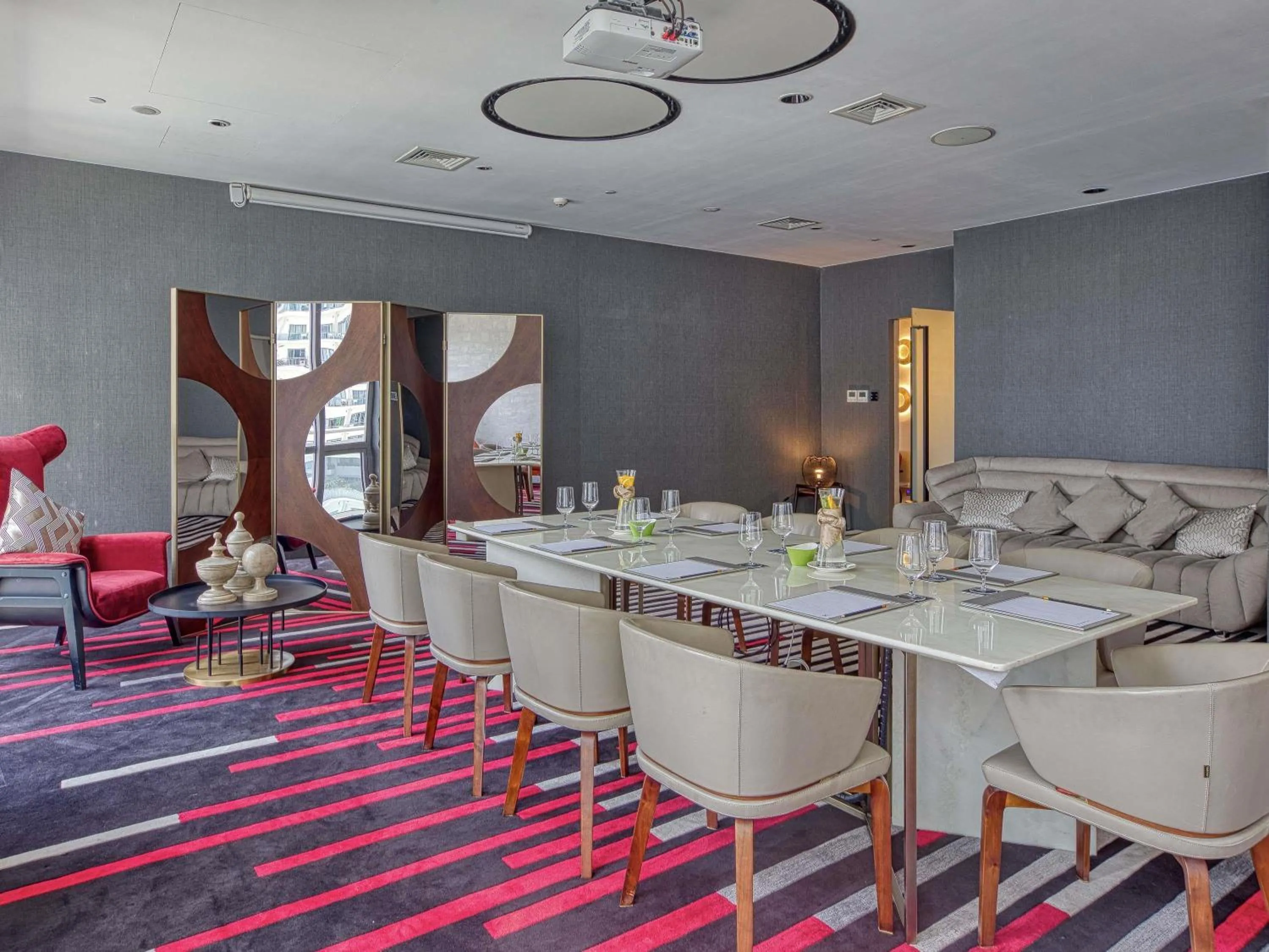 Meeting/conference room in Novotel Suites Manila at Acqua