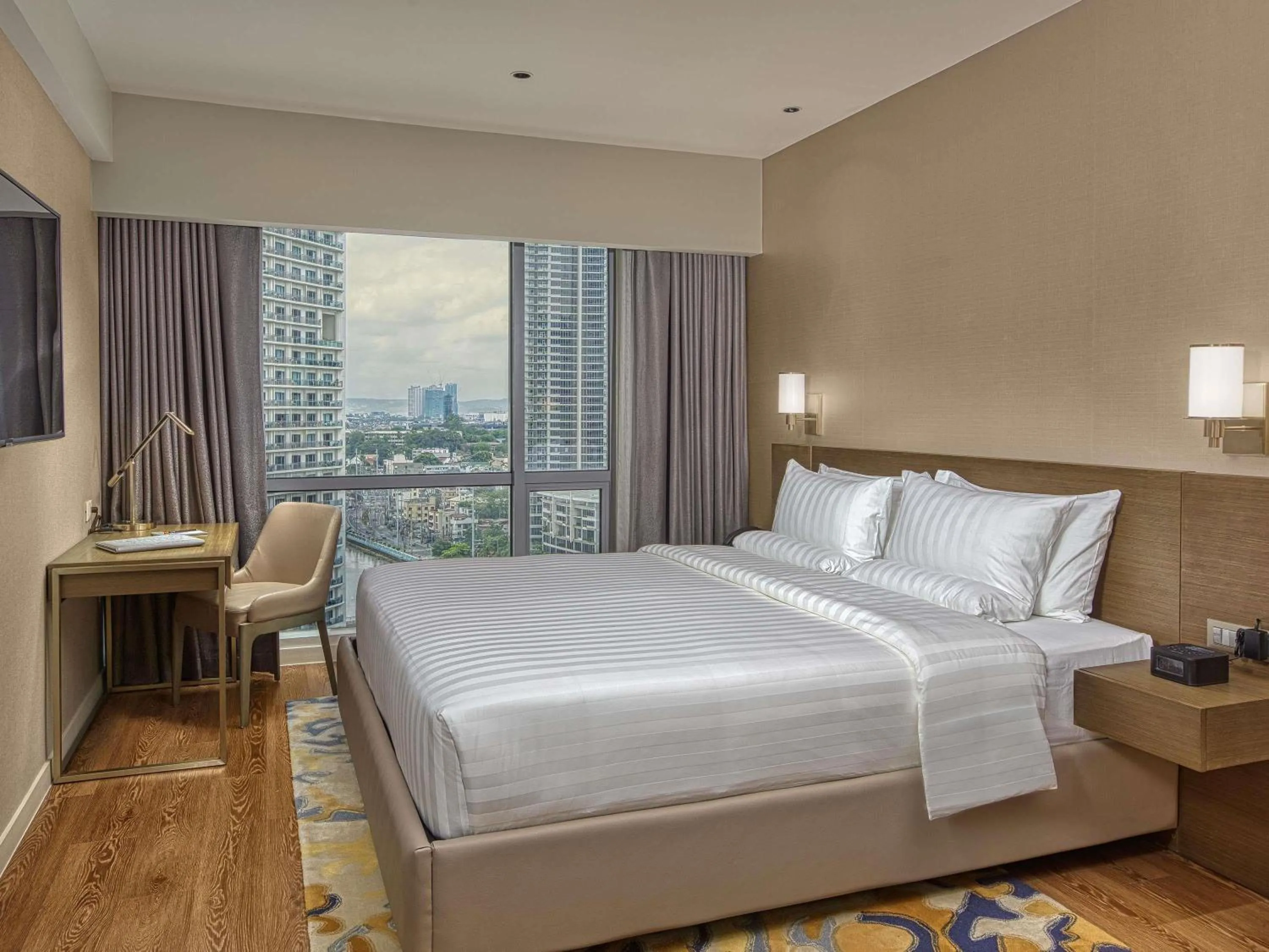 Standard King Room - River Side in Novotel Suites Manila at Acqua