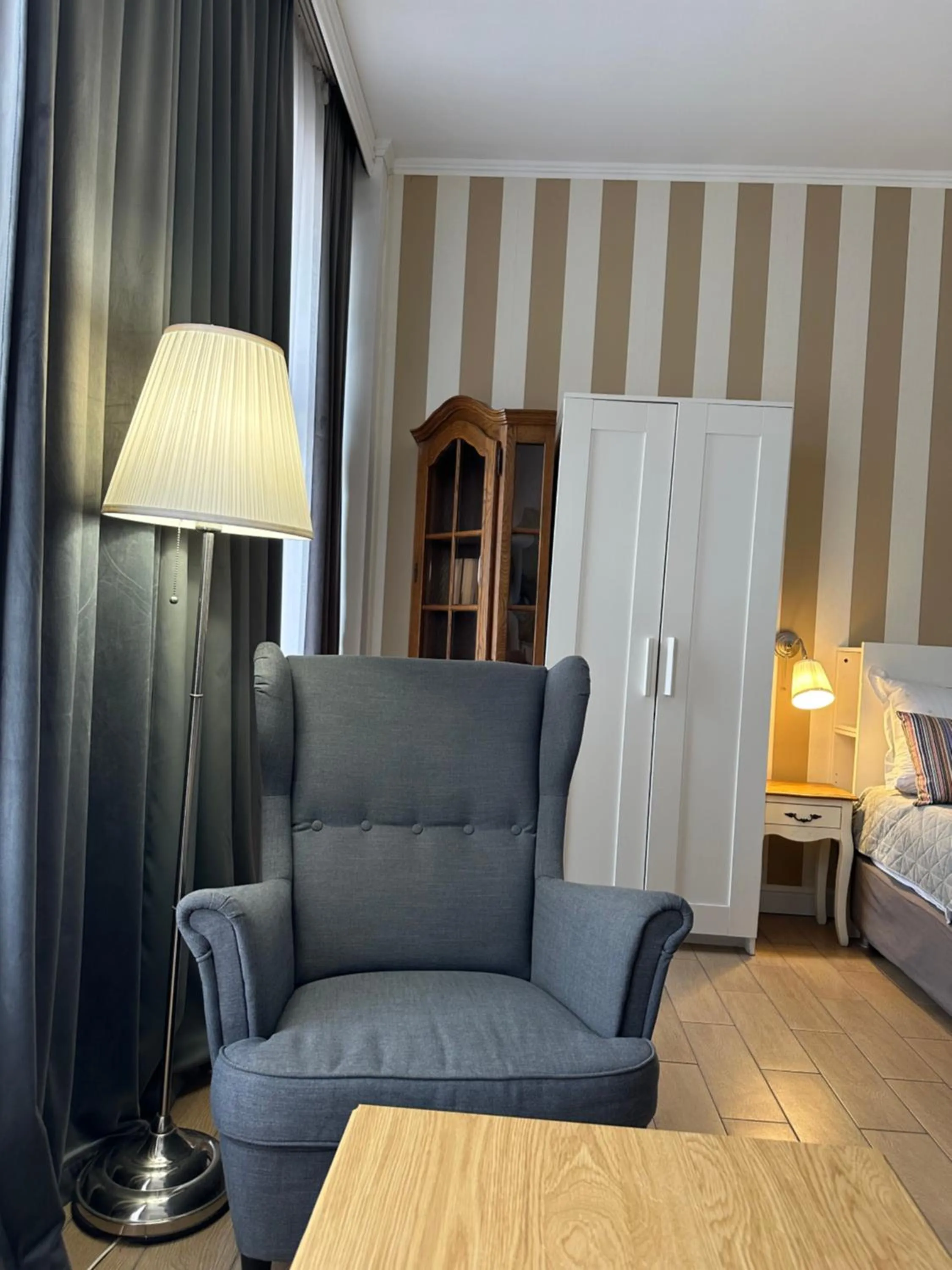 Seating area, Bed in Hotel Art