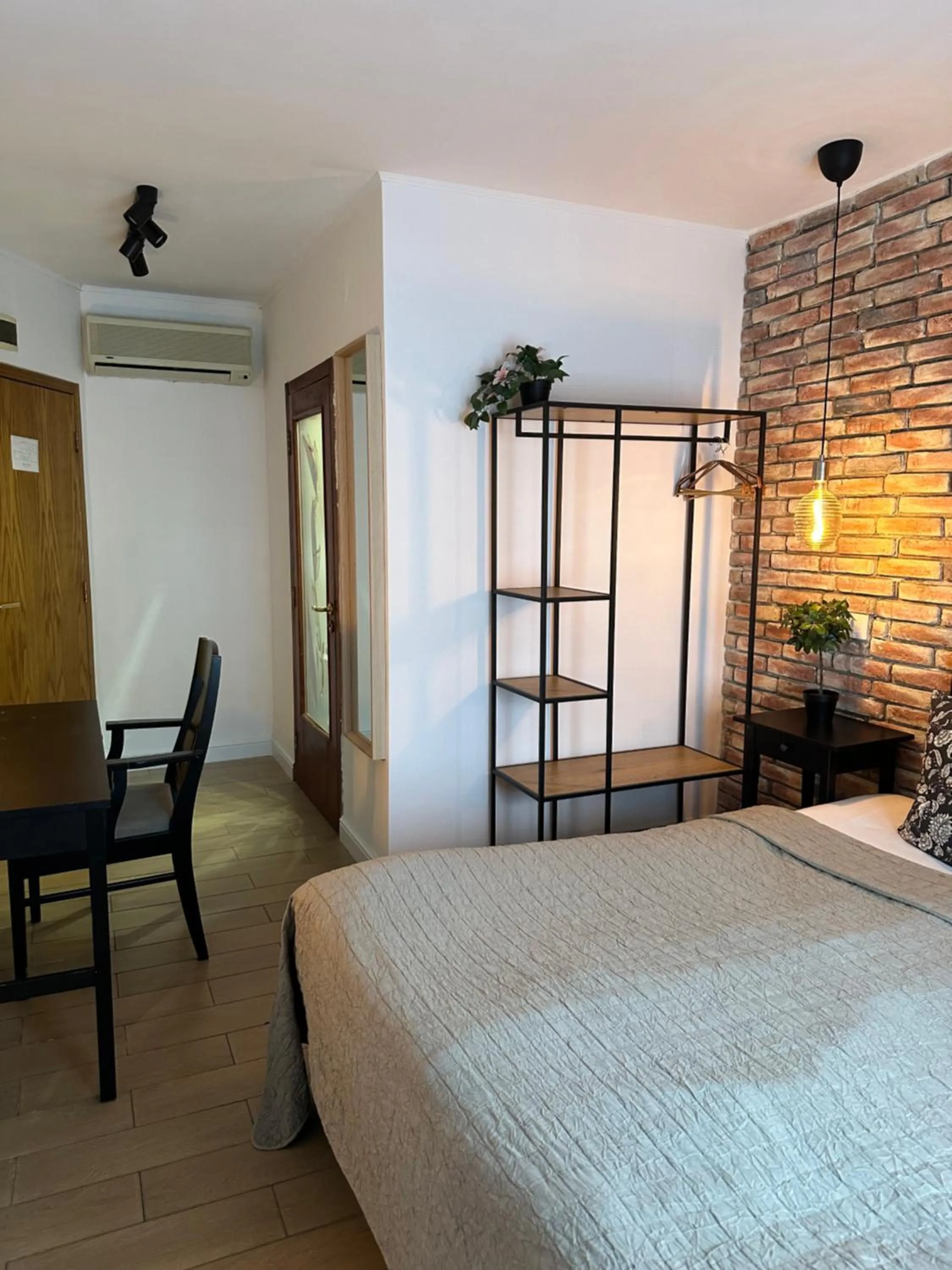 Living room, Bed in Hotel Art