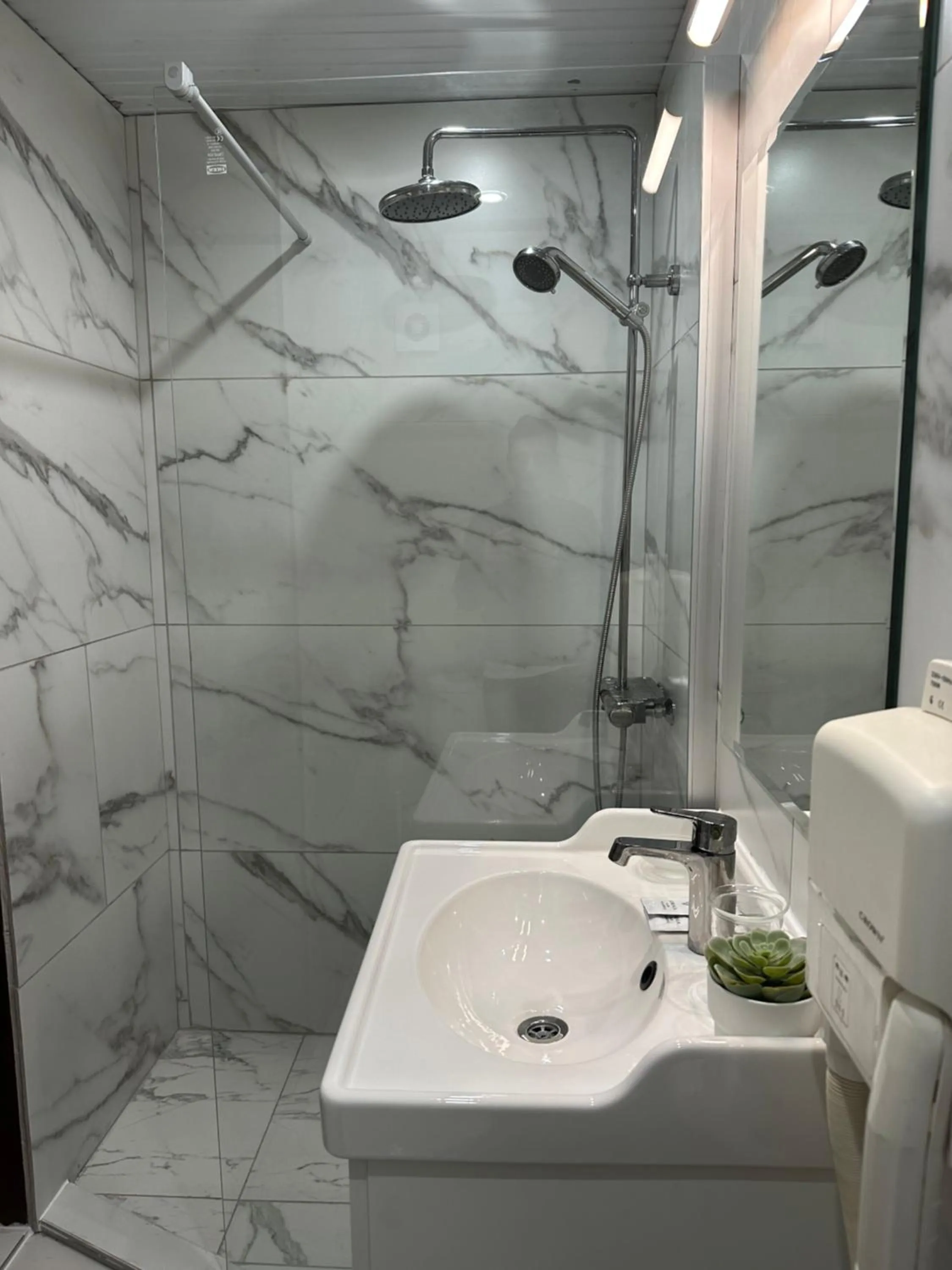 Bathroom in Hotel Art