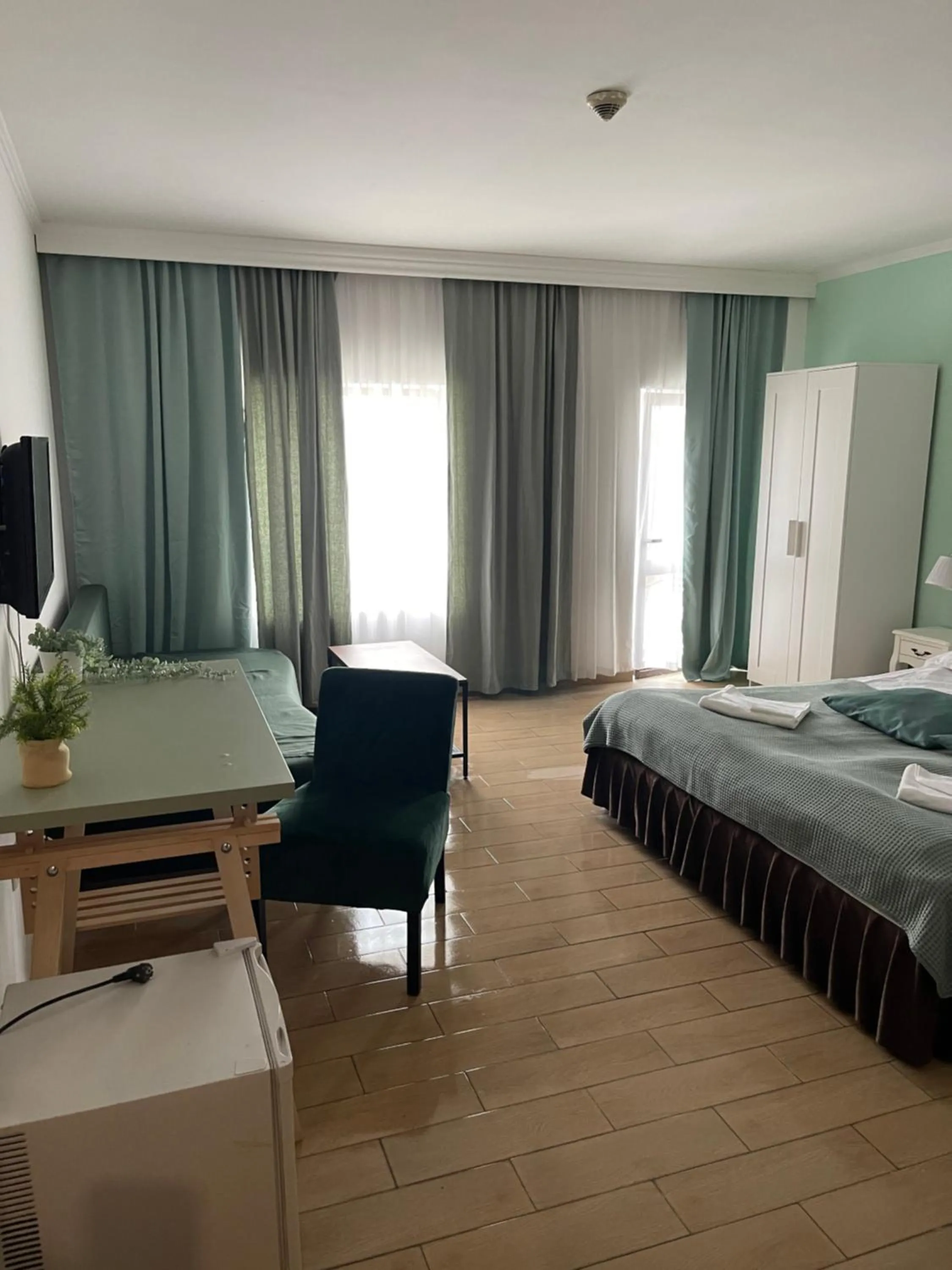 Communal lounge/ TV room, Bed in Hotel Art