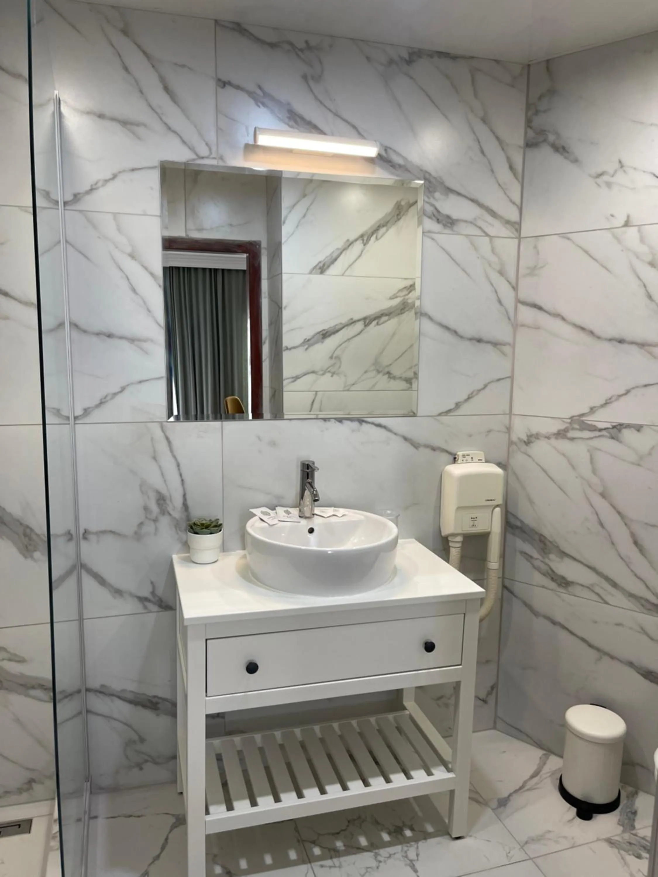 Bathroom in Hotel Art