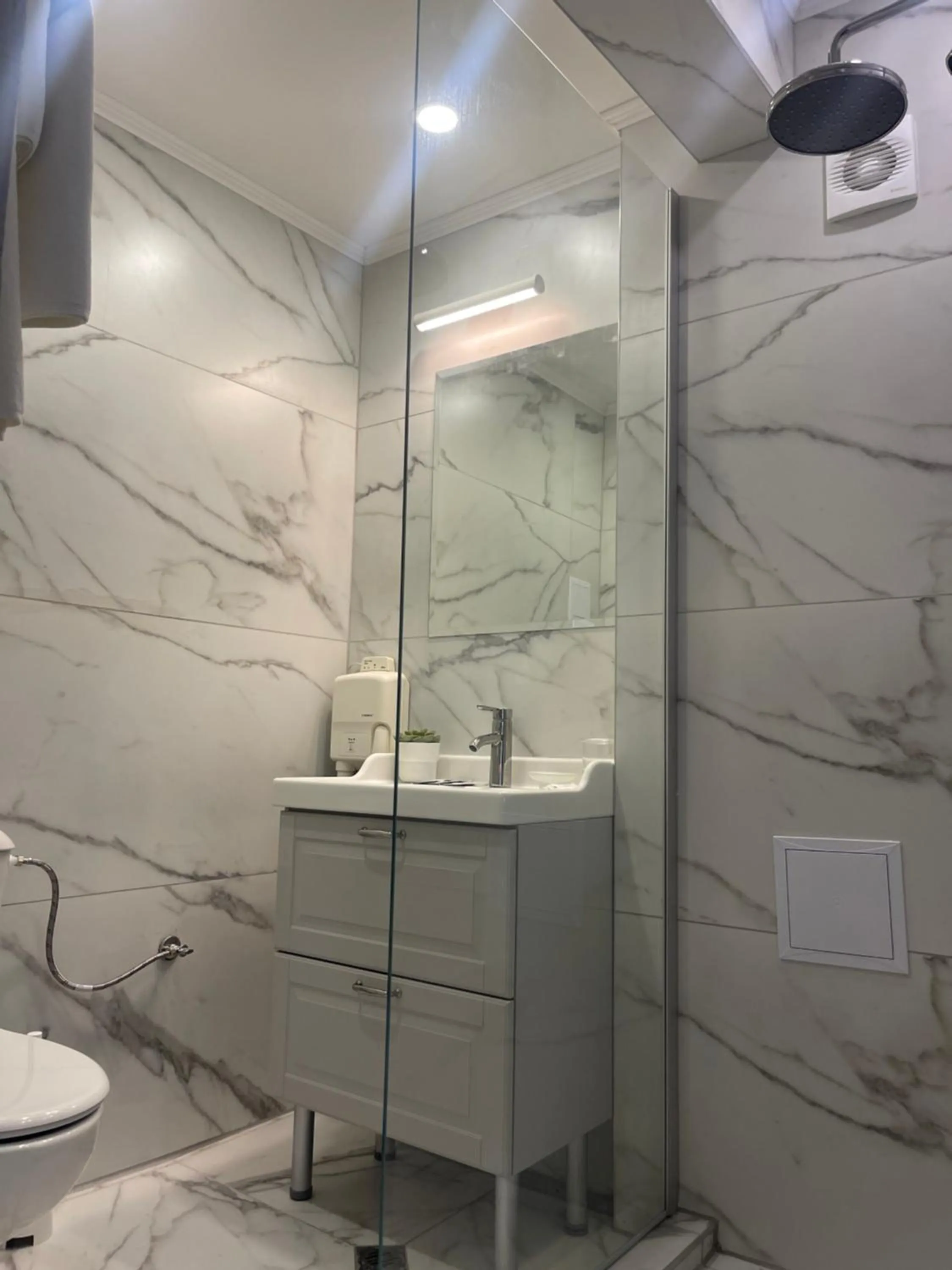 Bathroom in Hotel Art