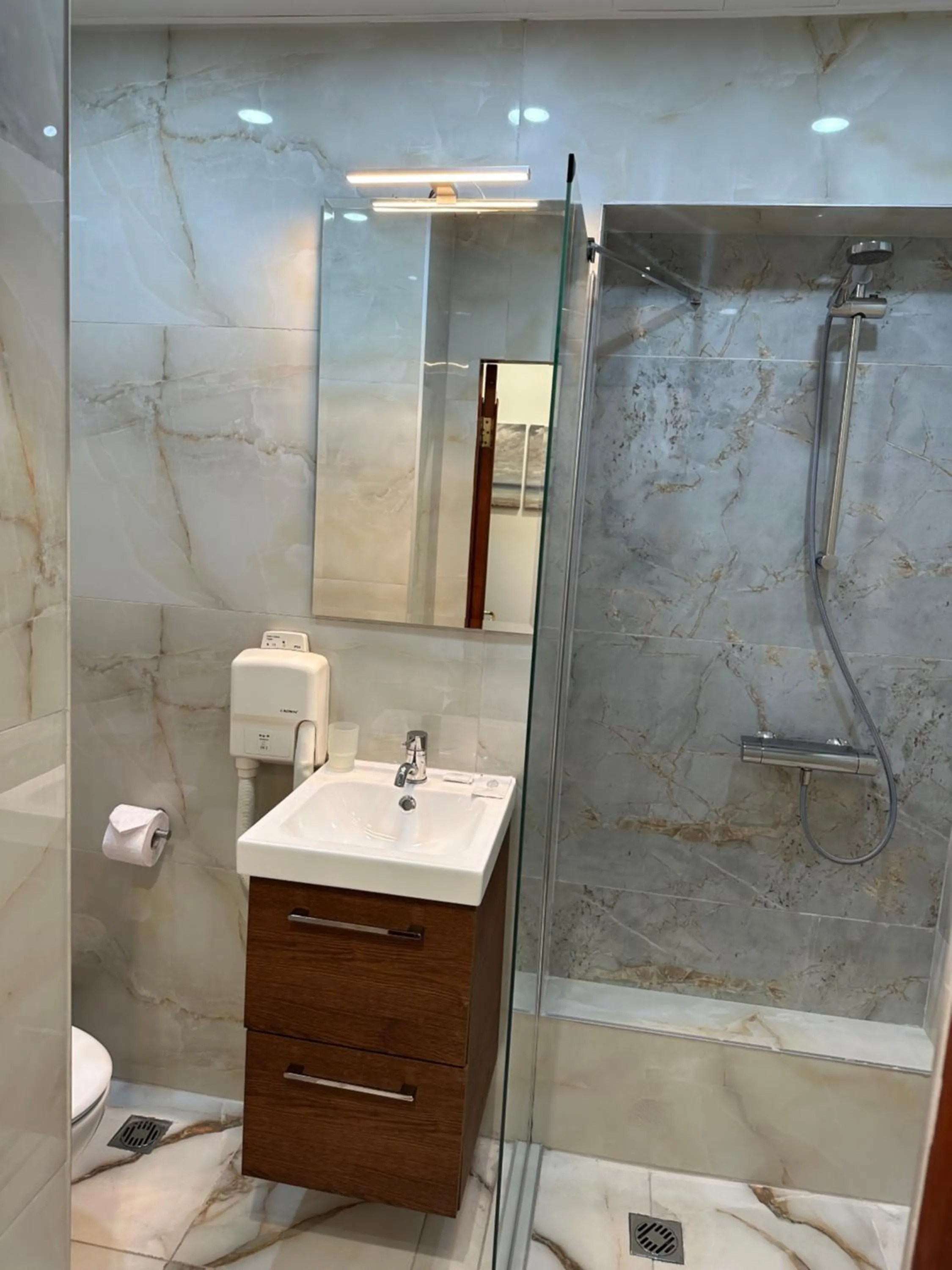 Bathroom in Hotel Art