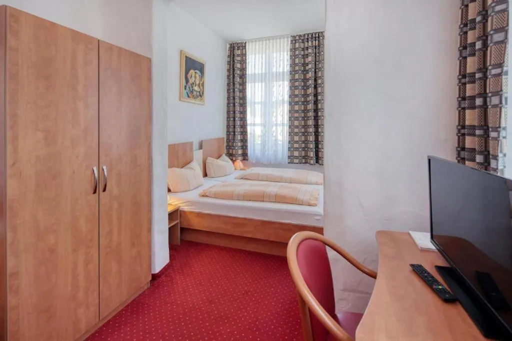 Bedroom, Bed in Hotel Restaurant Mathildenhof