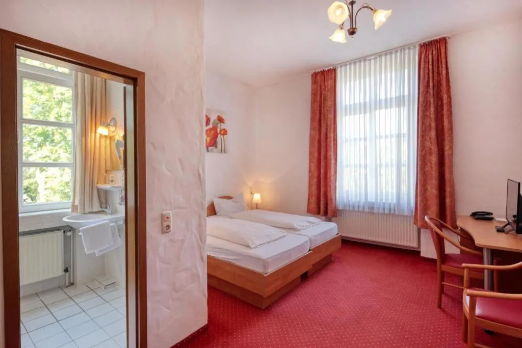 Bedroom, Bed in Hotel Restaurant Mathildenhof