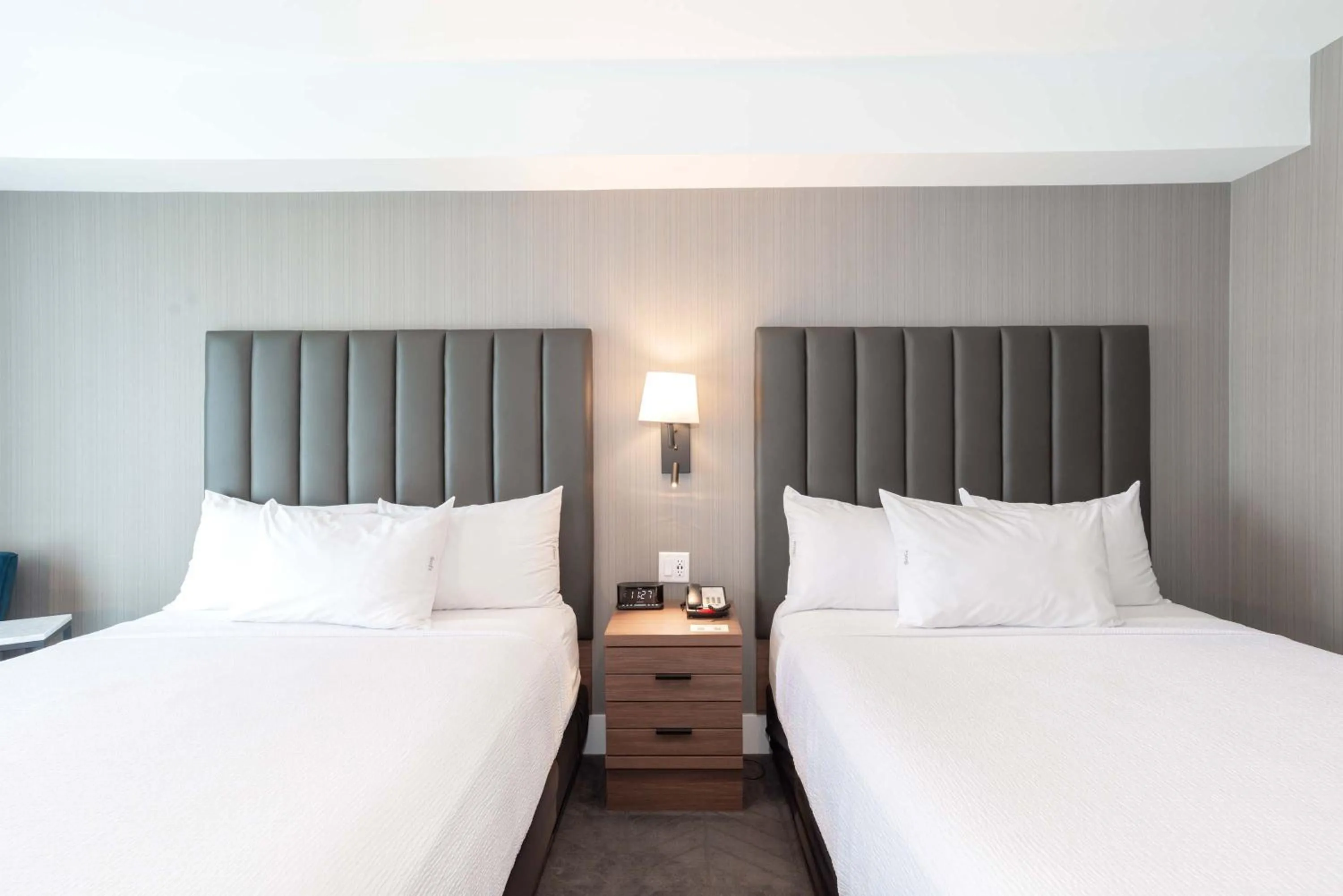 Photo of the whole room, Bed in Sandman Signature Saskatoon South Hotel