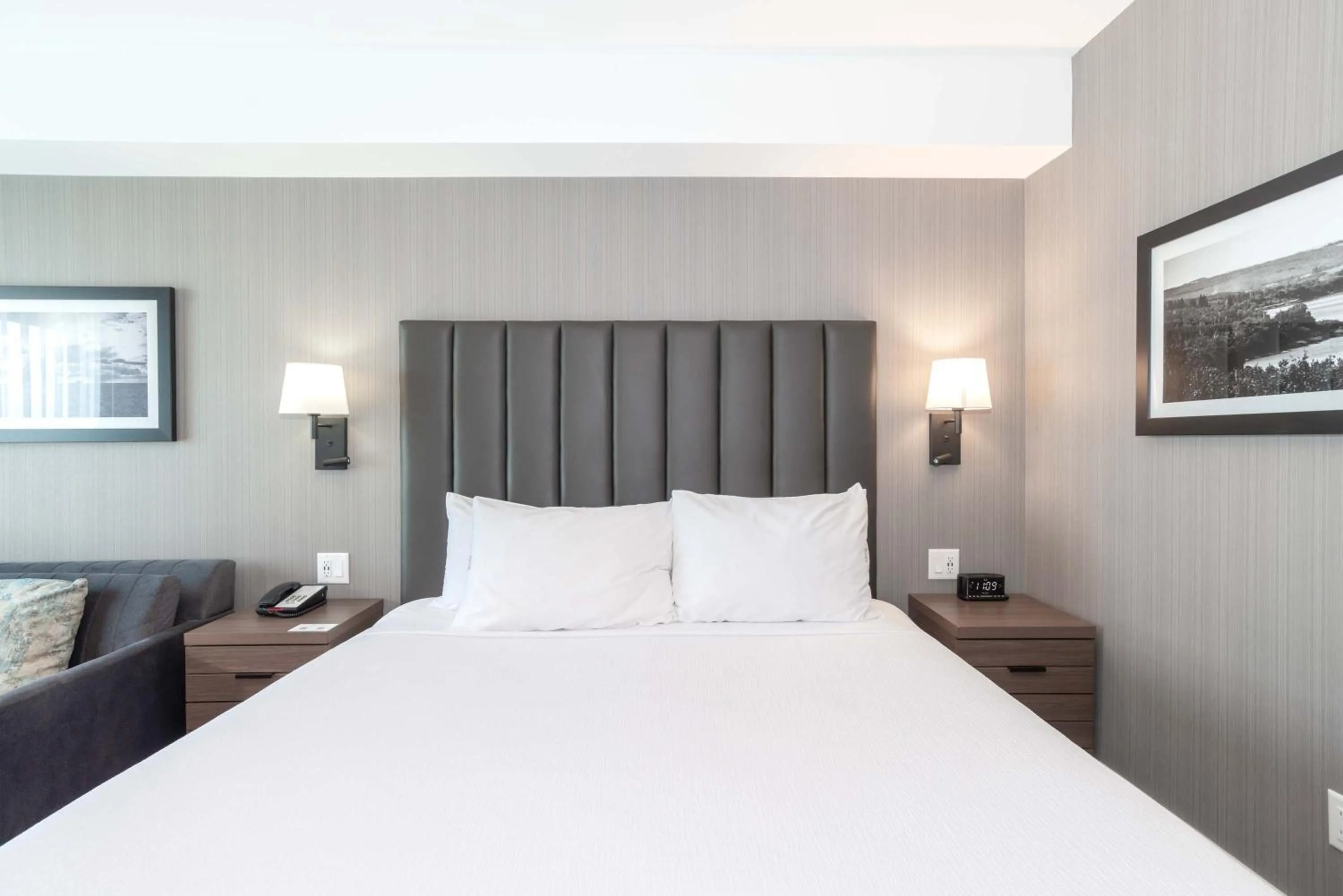 Photo of the whole room, Bed in Sandman Signature Saskatoon South Hotel