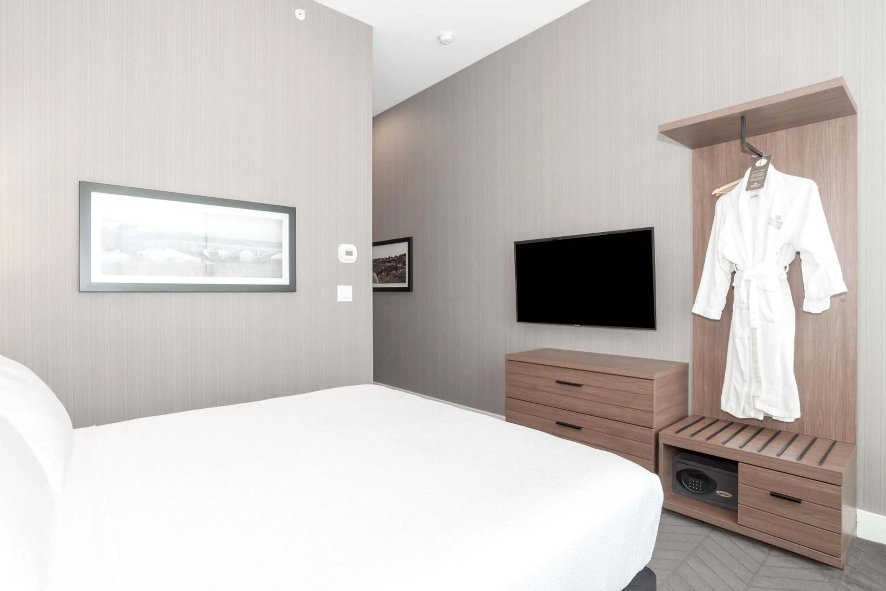 Photo of the whole room, Bed in Sandman Signature Saskatoon South Hotel