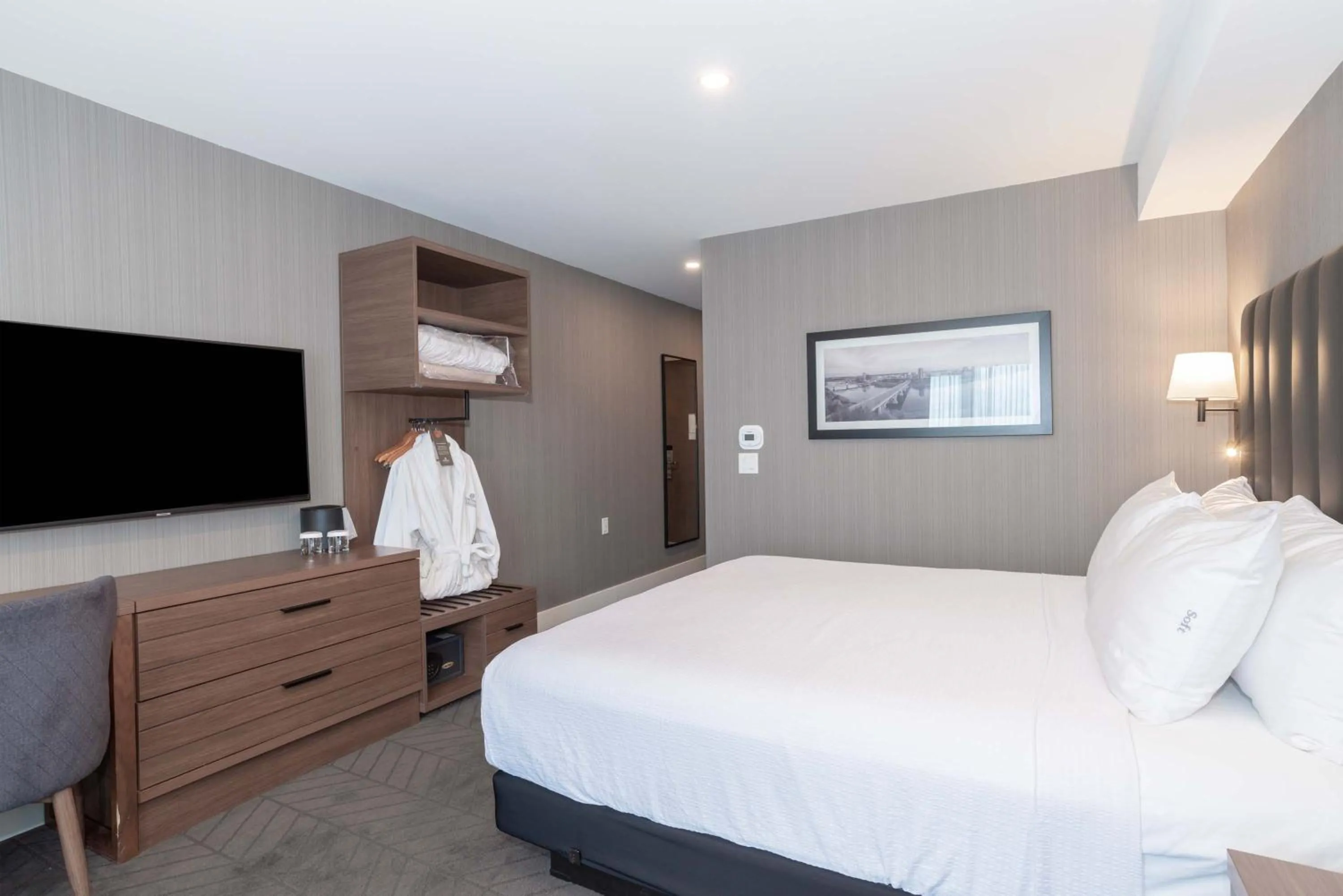 Photo of the whole room, Bed in Sandman Signature Saskatoon South Hotel