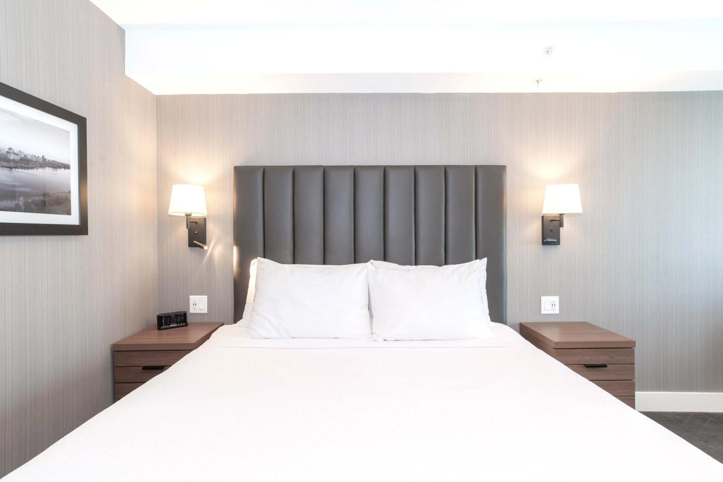 Photo of the whole room, Bed in Sandman Signature Saskatoon South Hotel