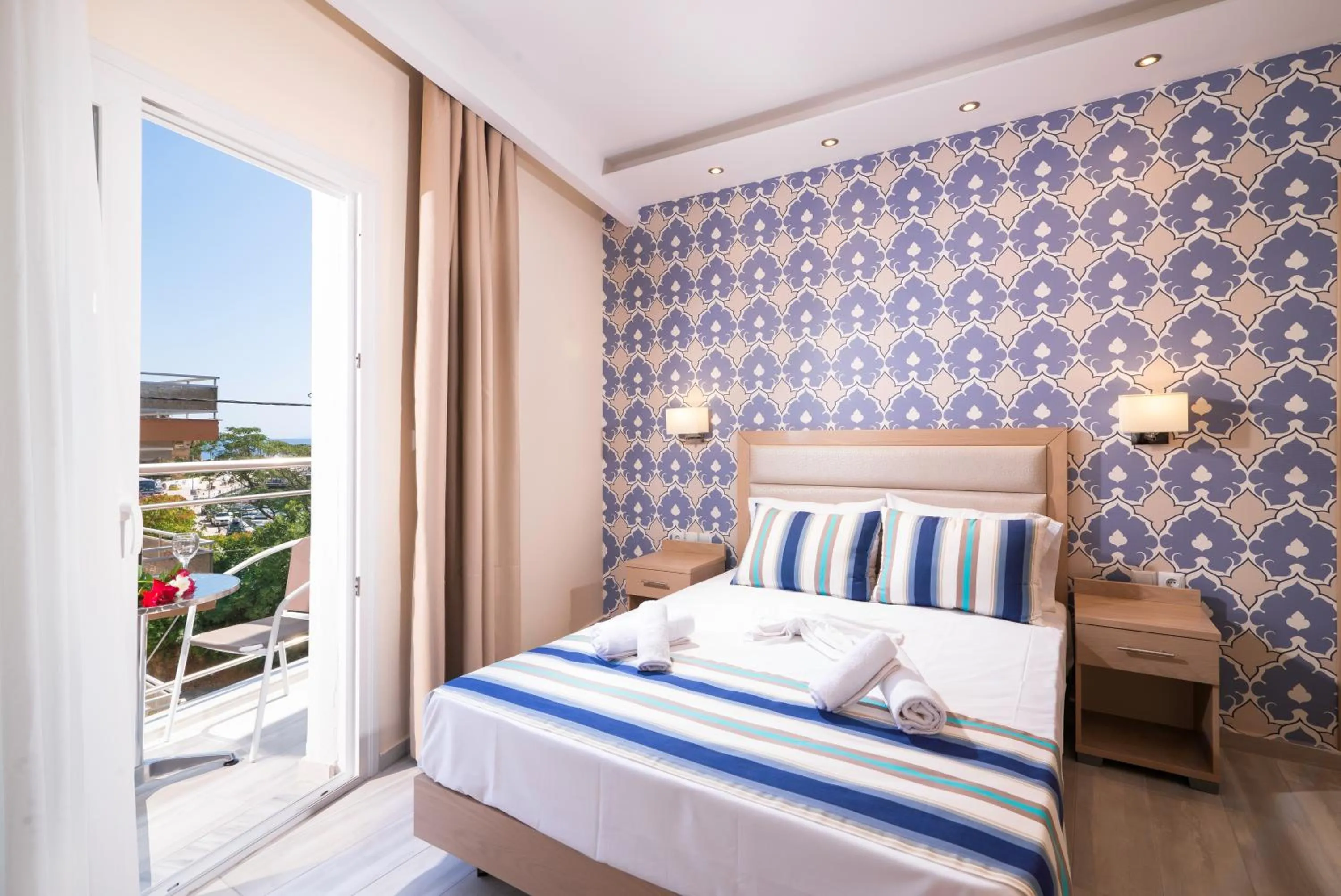 Photo of the whole room, Bed in Star Bay Luxury