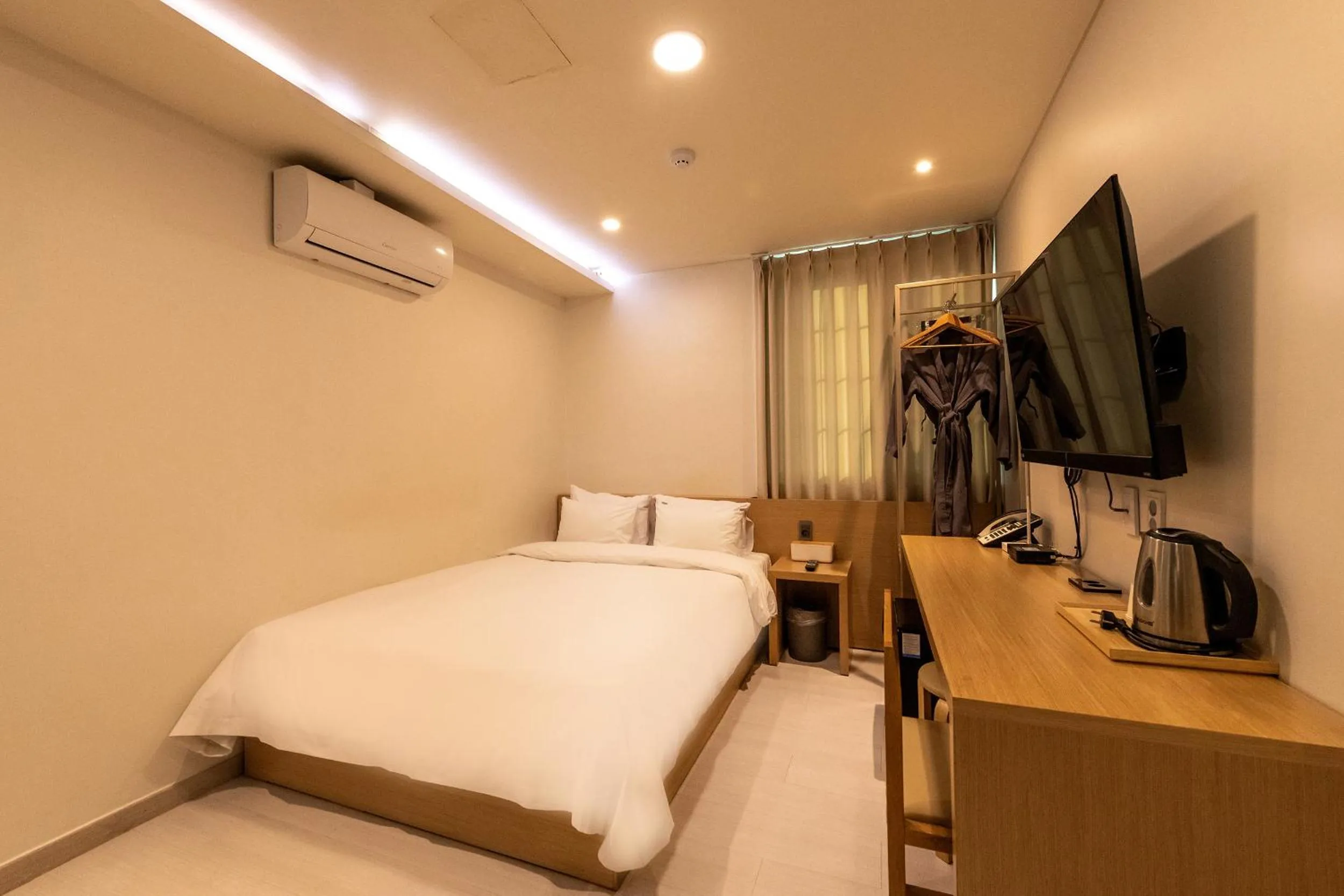 Bed in 1962 Business Hotel Chuncheon Branch