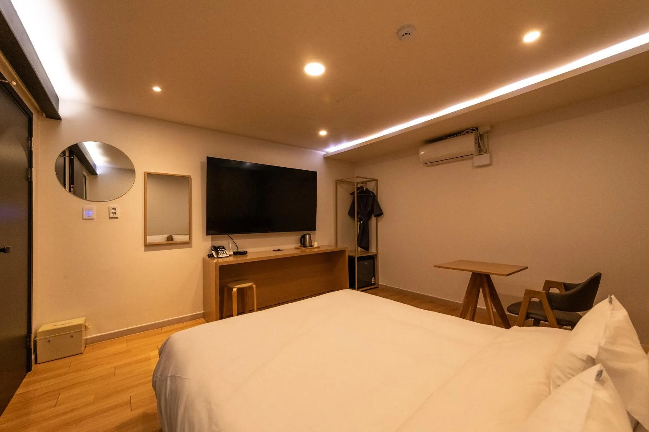 TV and multimedia, Bed in 1962 Business Hotel Chuncheon Branch
