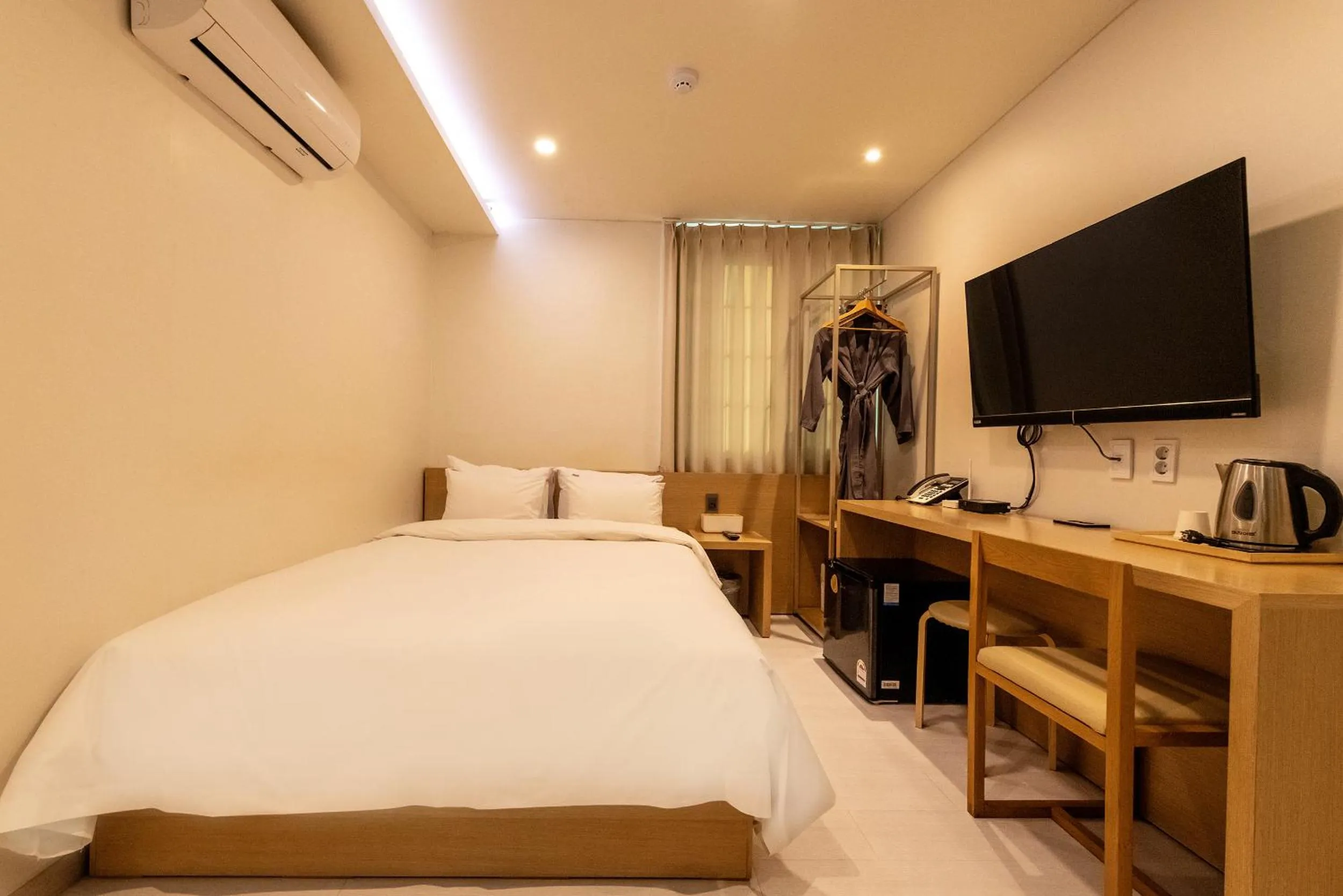 Bed in 1962 Business Hotel Chuncheon Branch