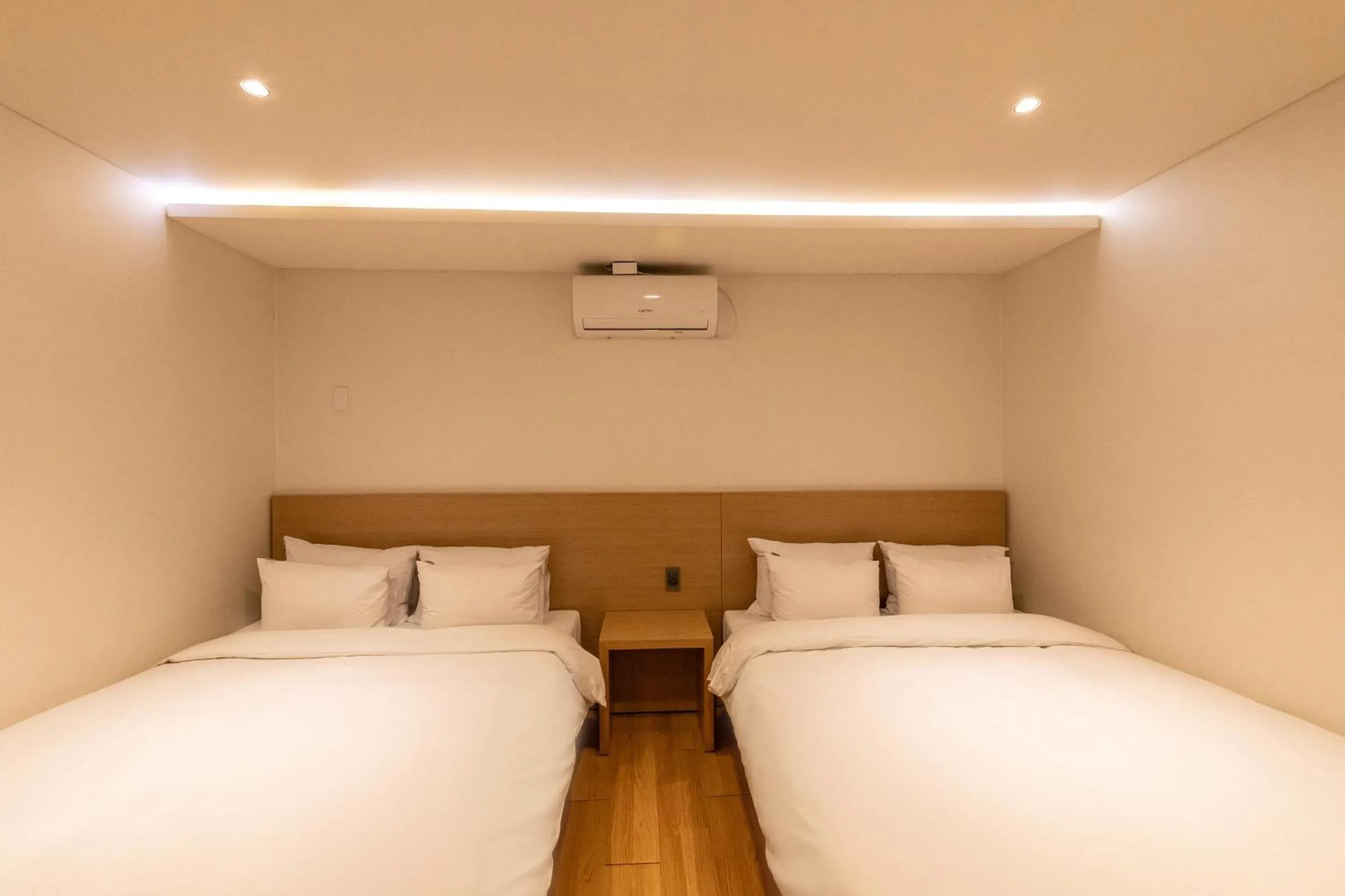 Bed in 1962 Business Hotel Chuncheon Branch