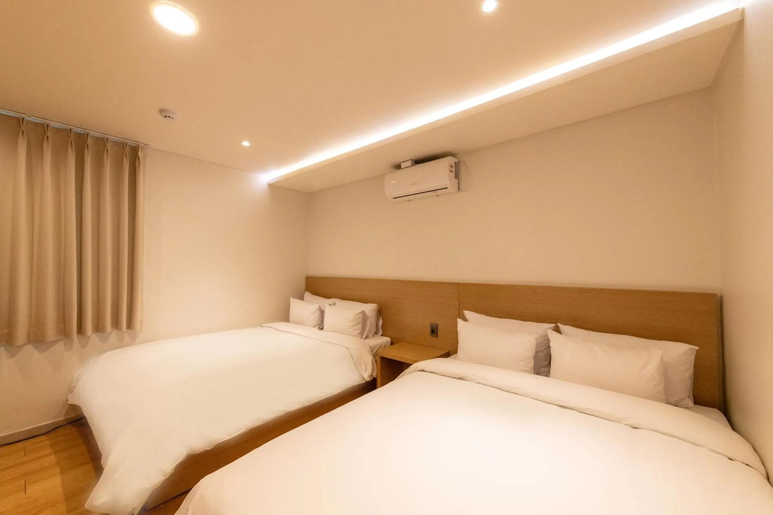 Bed in 1962 Business Hotel Chuncheon Branch