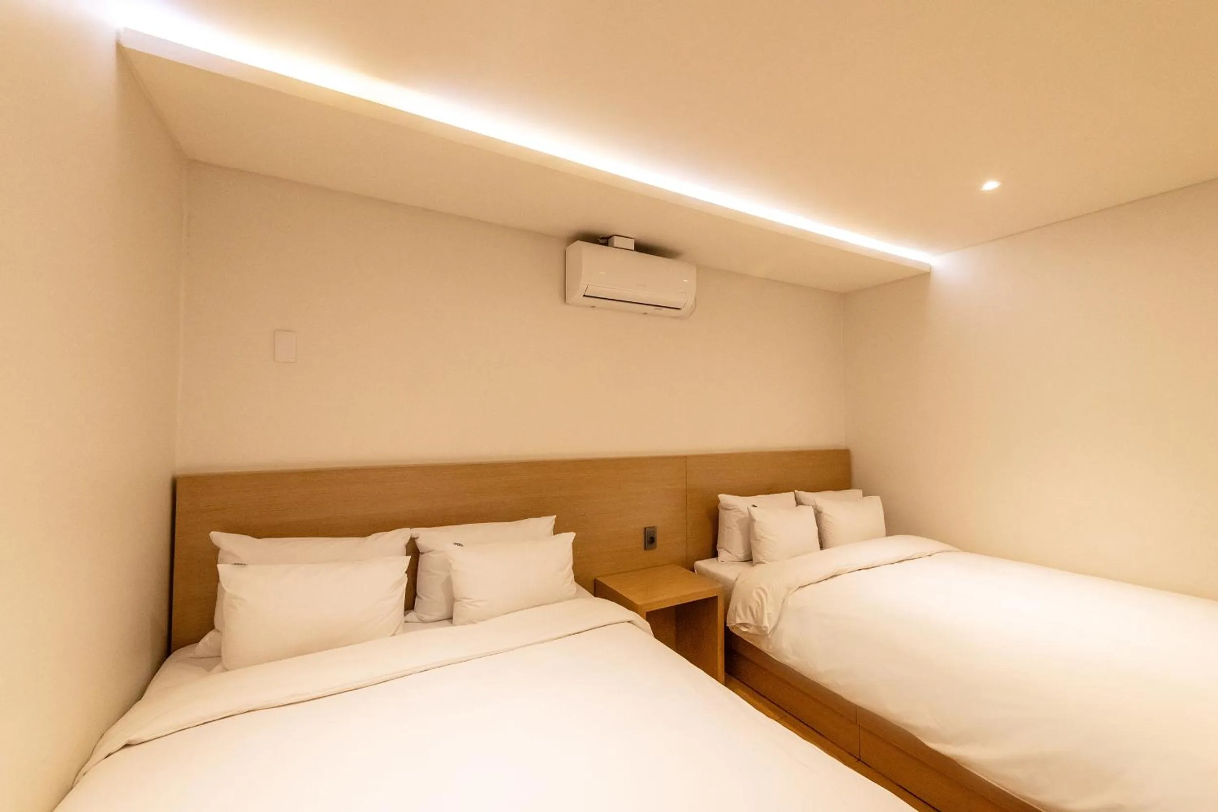 Bed in 1962 Business Hotel Chuncheon Branch