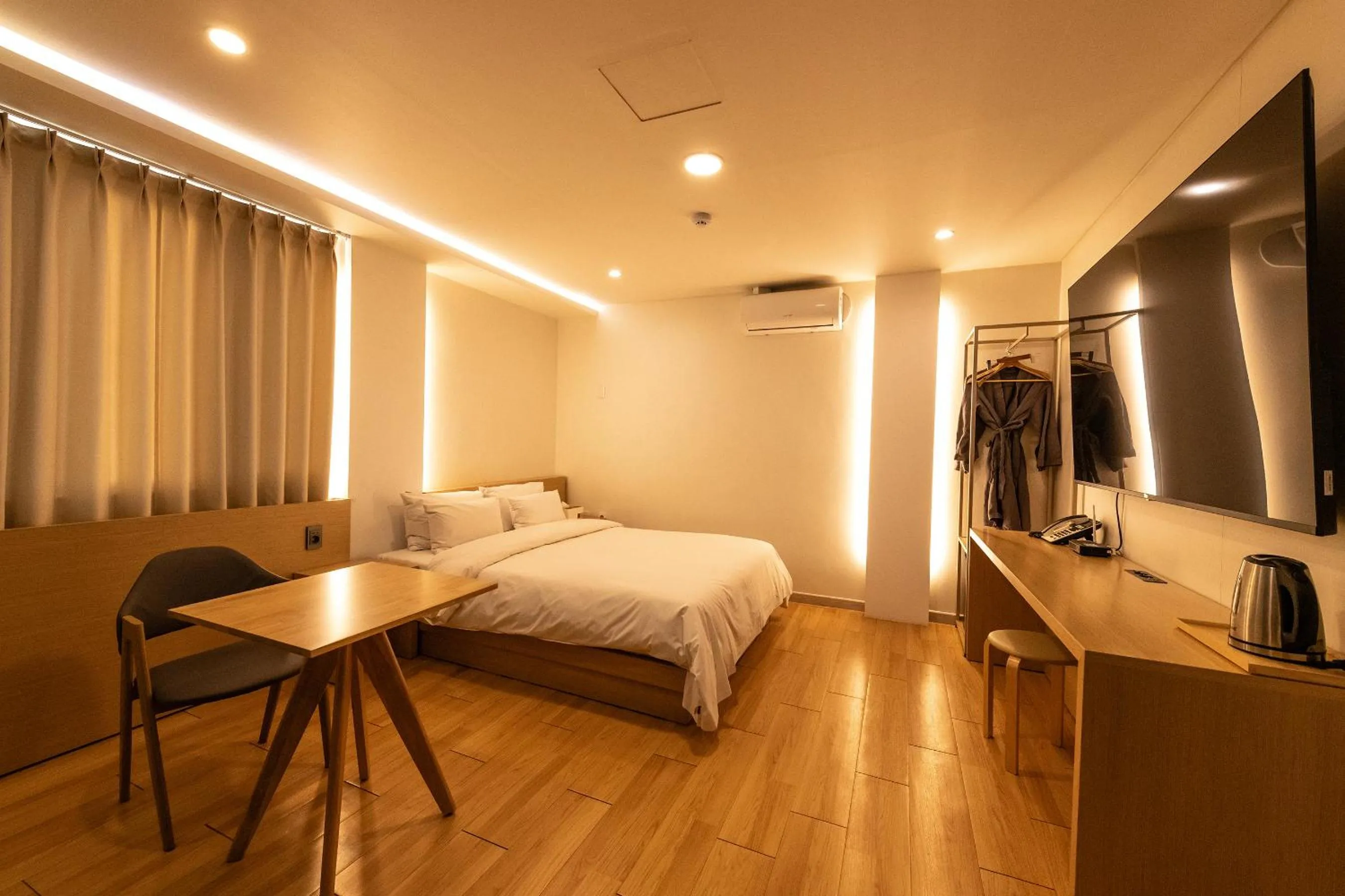 Bed in 1962 Business Hotel Chuncheon Branch