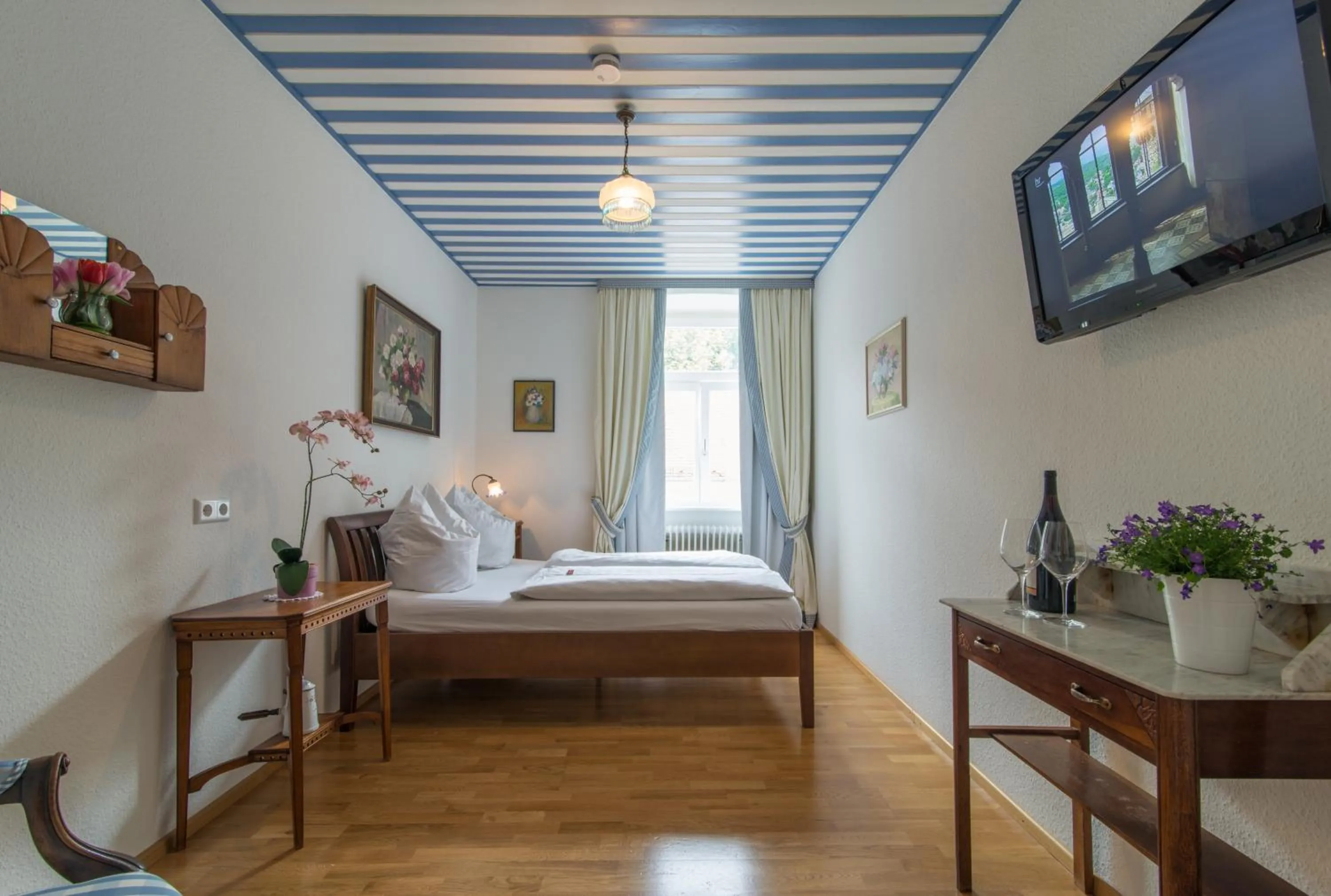 Day, Bed in Goldener Adler Oberried - Hotel & Appartements