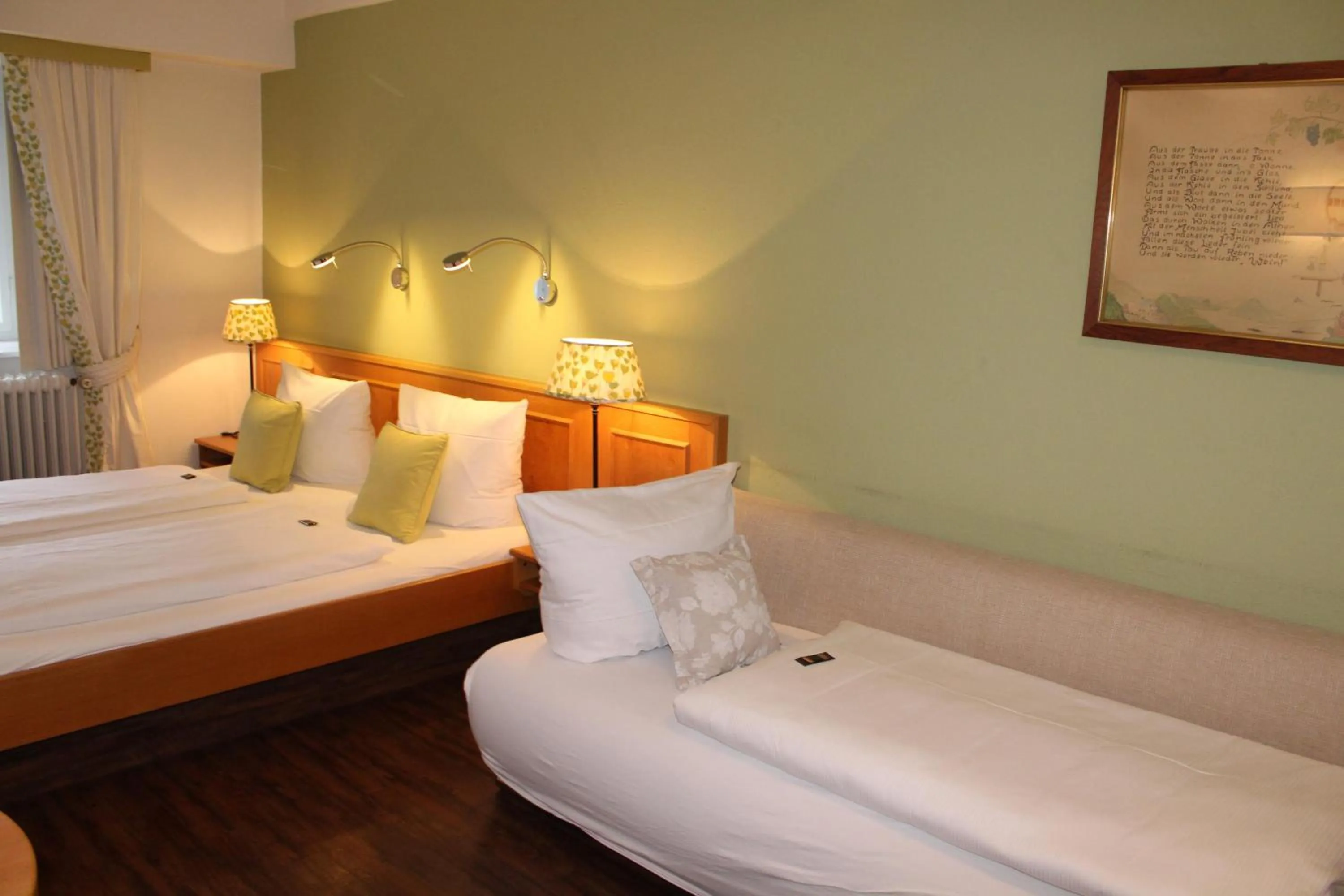 Bed in Goldener Adler Oberried - Hotel & Appartements