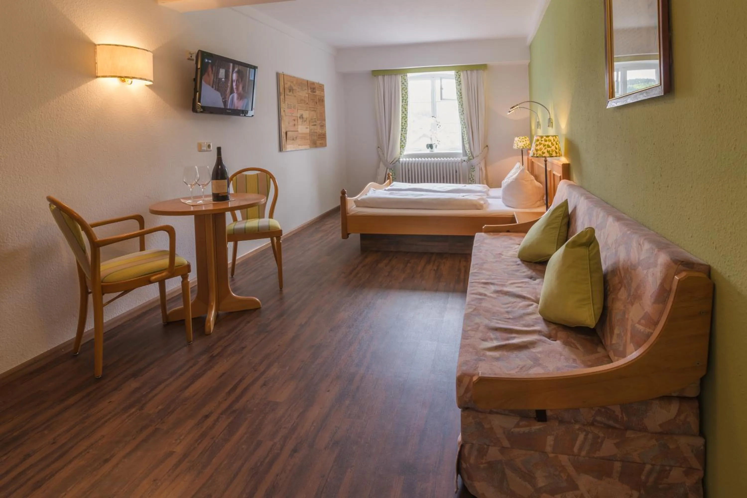 Day, Bed in Goldener Adler Oberried - Hotel & Appartements