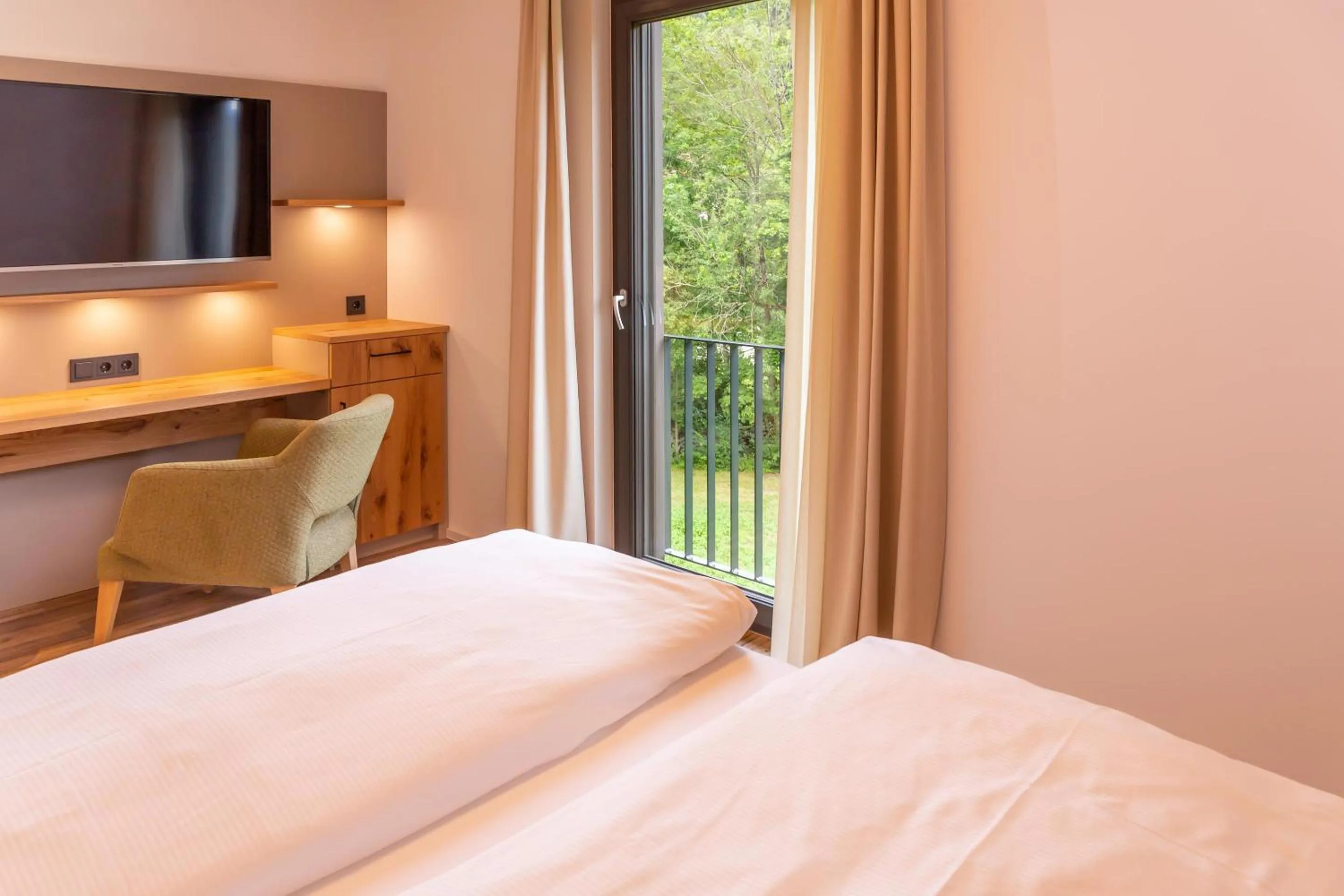 Photo of the whole room, Bed in Goldener Adler Oberried - Hotel & Appartements